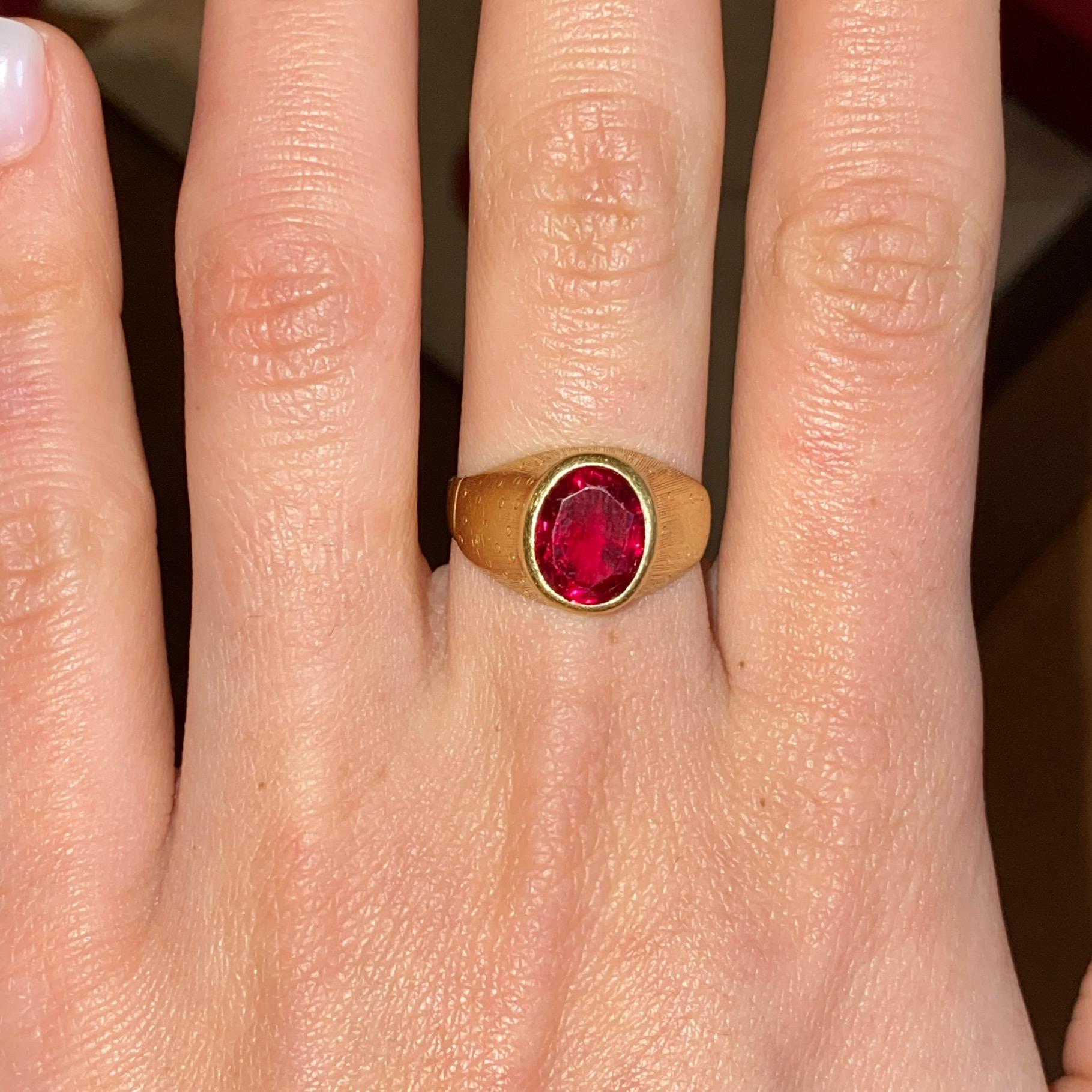 Anello vintage chevalier in oro 18kt con pietra rossa sintetica