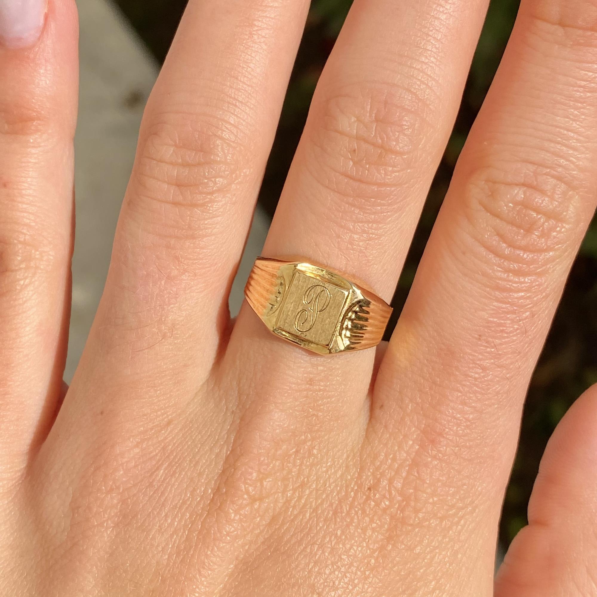 Anello vintage chevalier in oro 18kt lettera   P   incisa