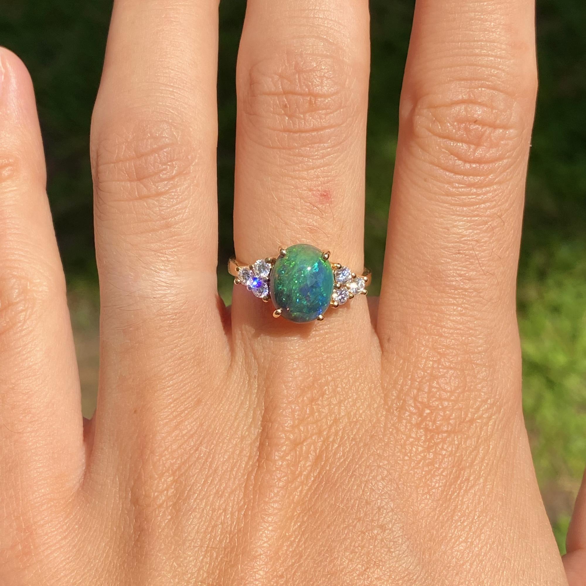 Anello vintage con opale ct 1,70 ca. e diamanti ct 0,30 ca.