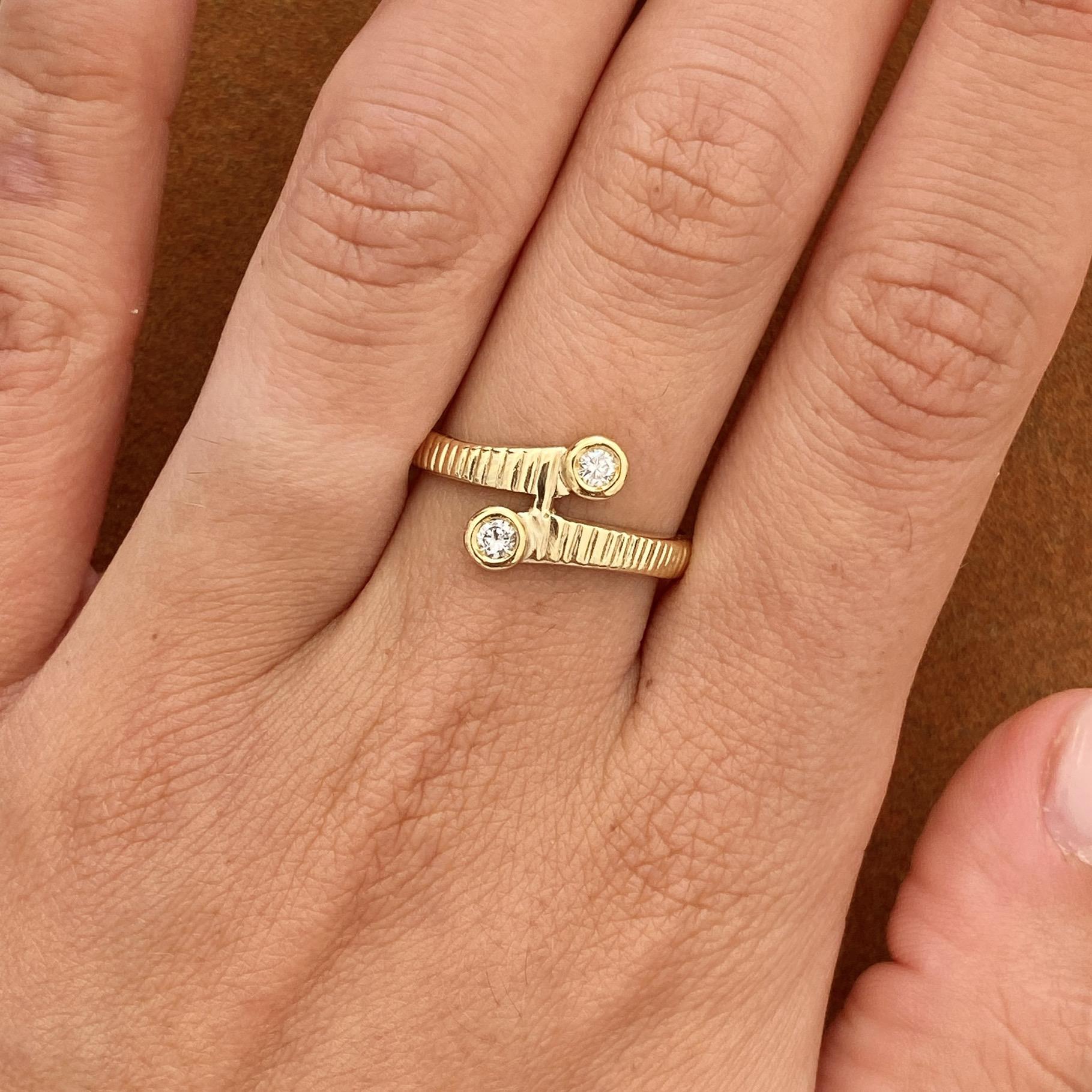 Anello vintage contrariè in oro 14kt con diamanti ct 0,10 ca.