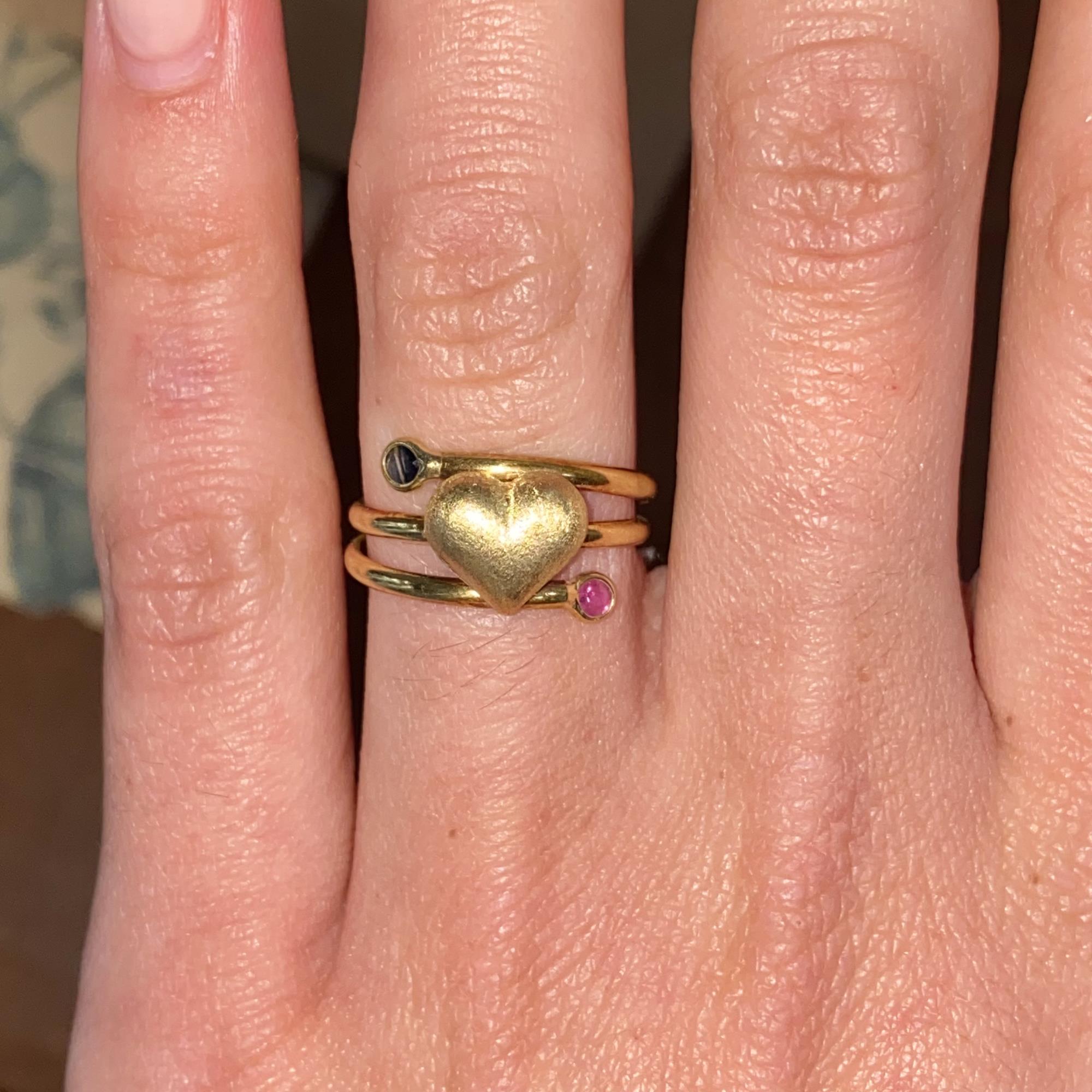 Anello vintage cuore in oro satinato 18kt con zaffiro e rubino naturale per ct 0,10 ca.