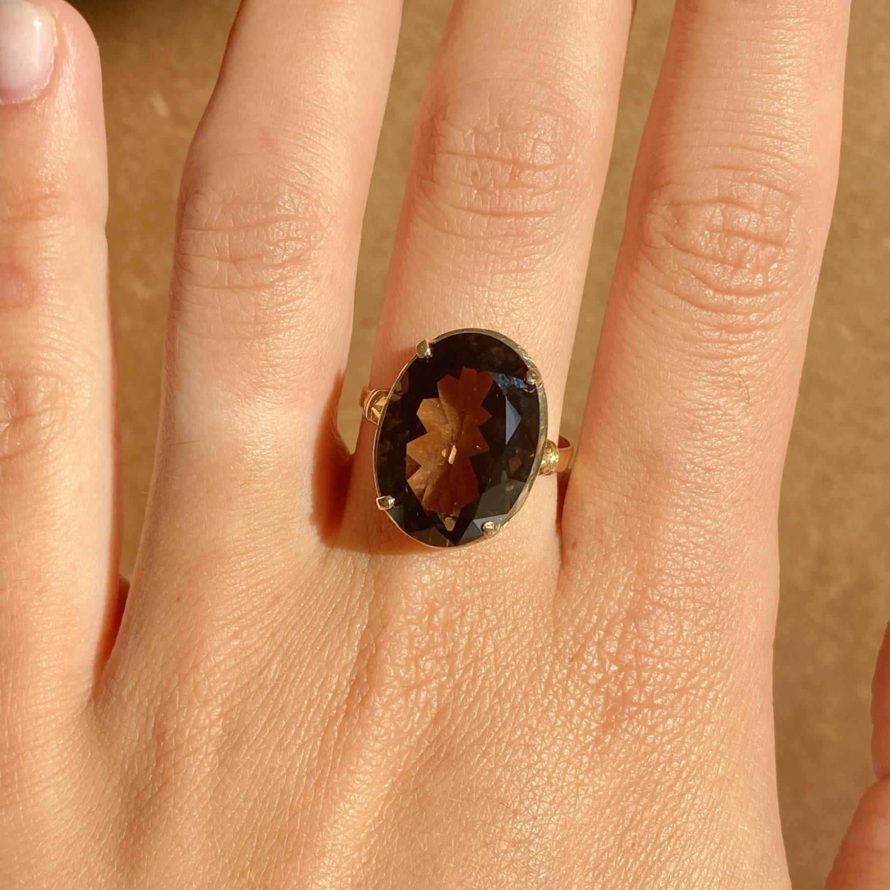 Anello vintage da cocktail in oro 18kt con grande quarzo fumè naturale ct 14 ca.