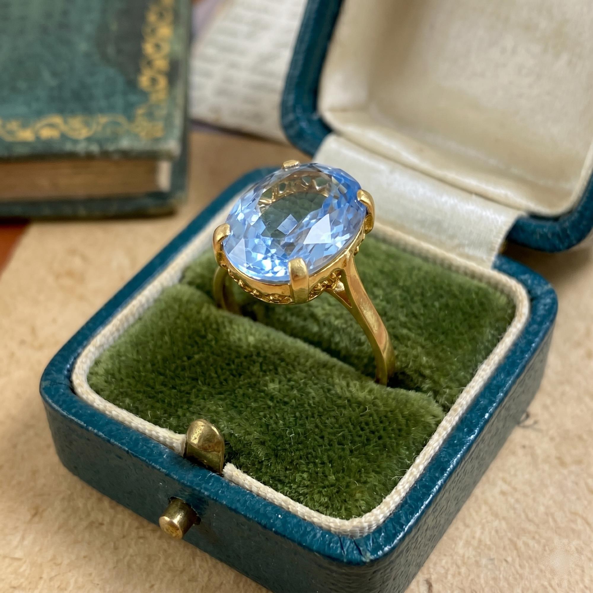 Anello vintage da cocktail in oro 18kt con topazio azzurro ct 4,00 ca.