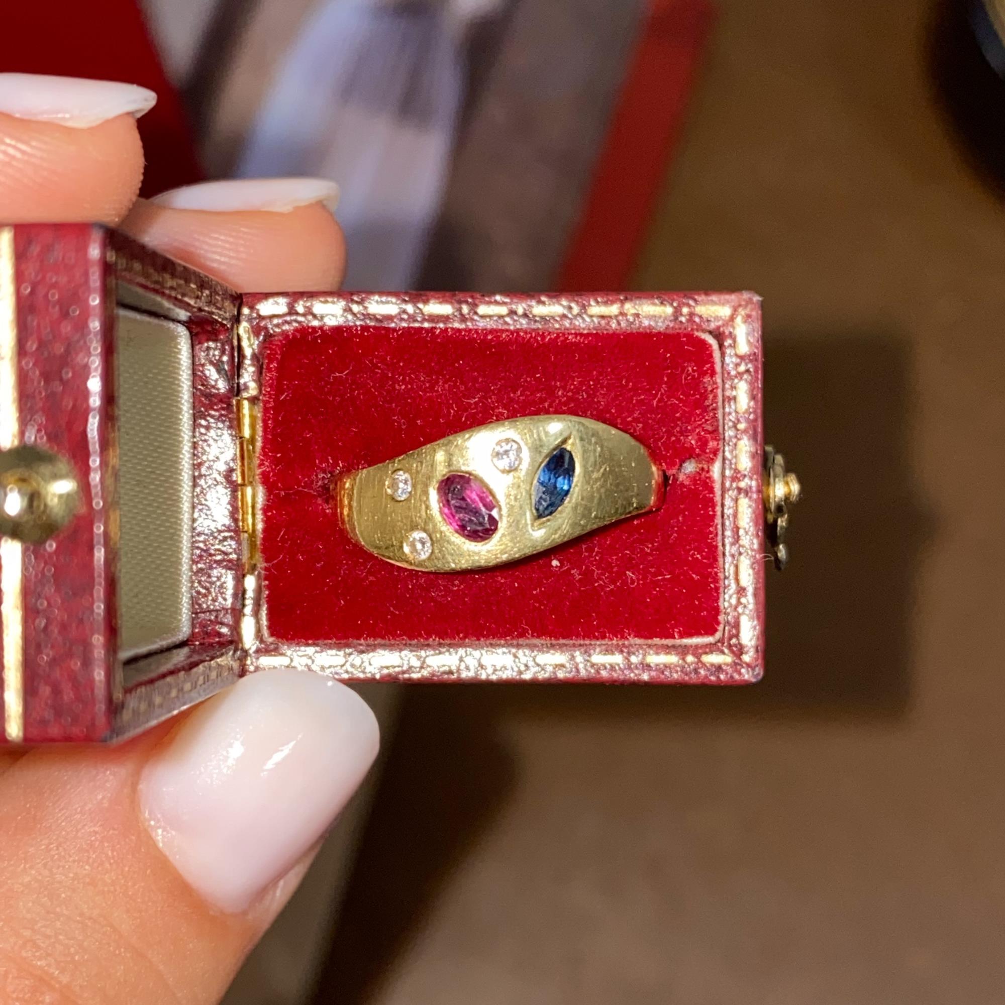 Anello vintage fascia con rubino ct 0,30 ca. zaffiro ct 0,15 ca. e diamanti ct 0,03 ca.