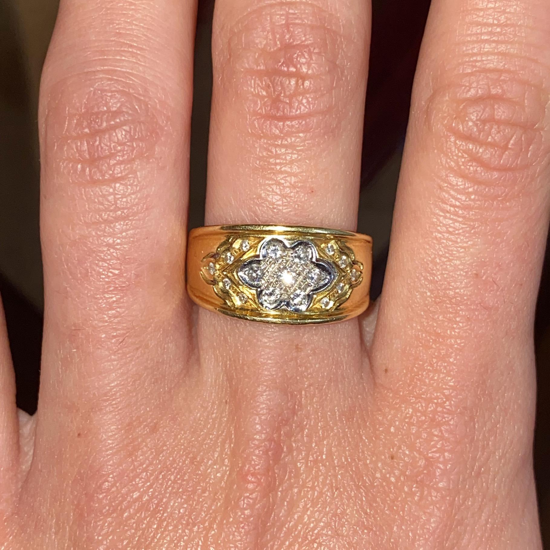 Anello vintage fascia in oro 18kt con decorazioni floreali e diamanti ct 0,20 ca.