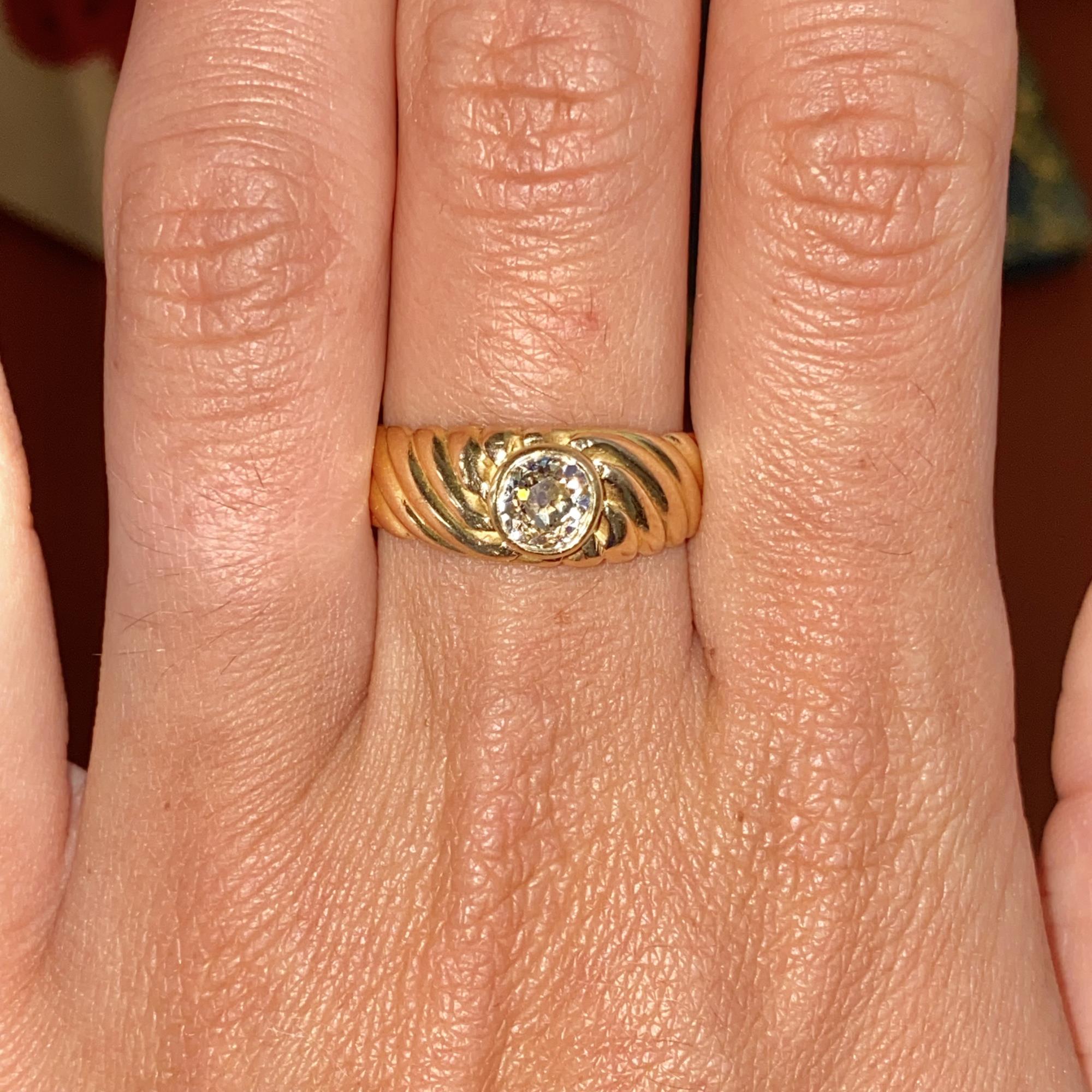 Anello vintage fascia in oro 18kt con diamante di taglio vecchia Europa ct 0,70 ca.