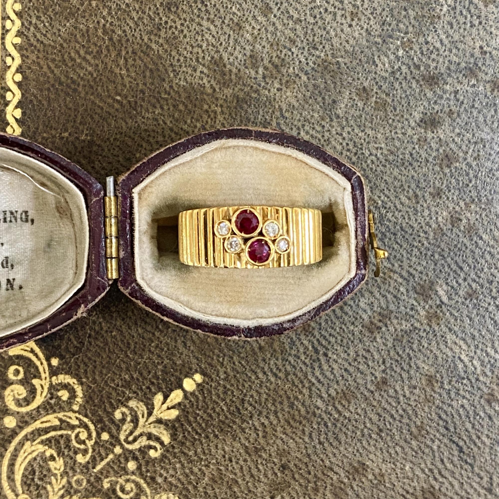 Anello vintage fascia in oro 18kt con diamanti ct 0,10 ca. e rubini ct 0,30 ca.