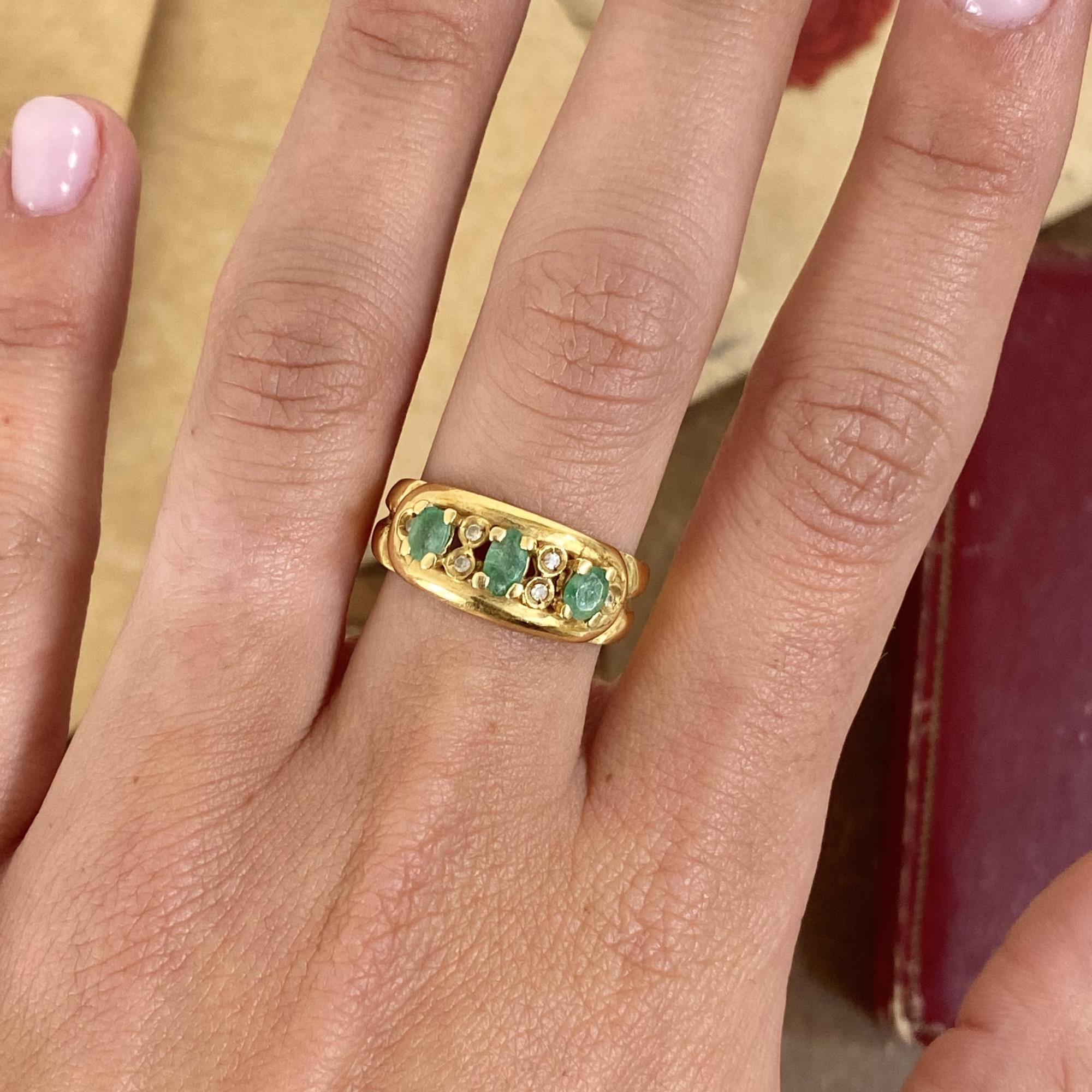 Anello vintage fascia in oro 18kt con smeraldi ct 0,50 ca. e diamanti ct 0,04 ca.