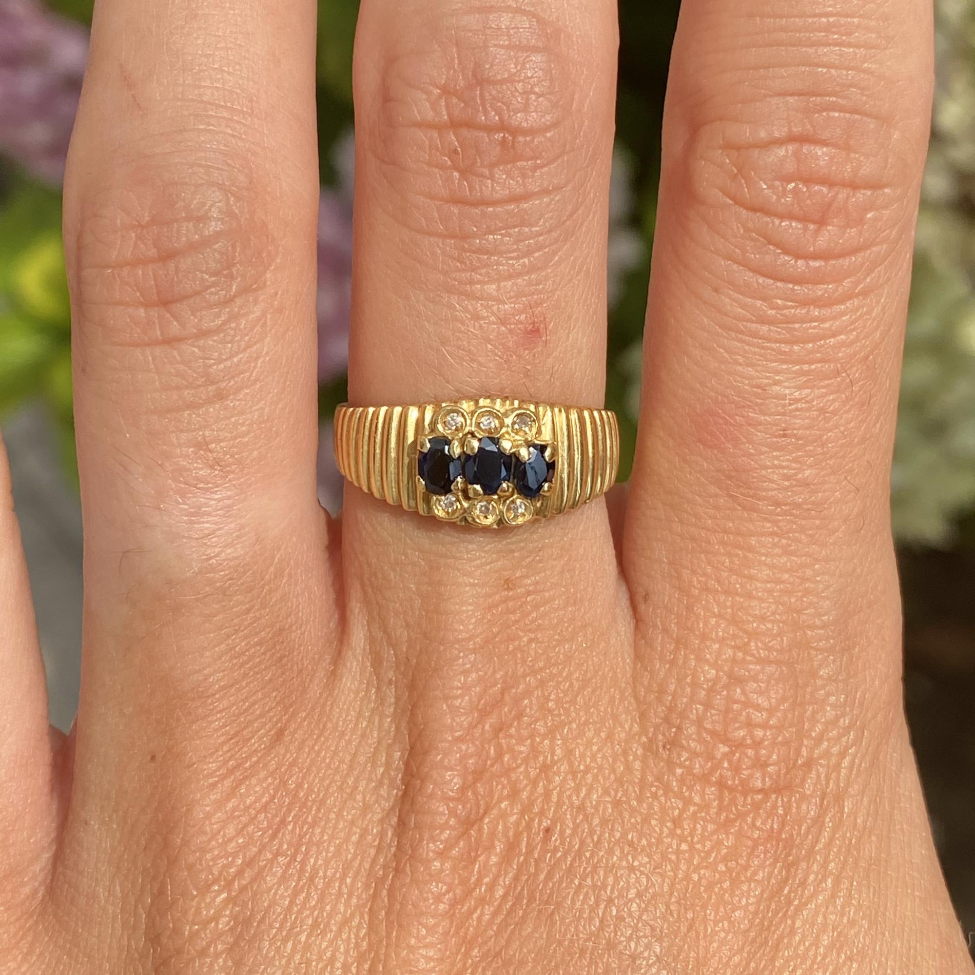 Anello vintage fascia in oro 18kt con zaffiri ct 0,60 ca. e diamanti ct 0,06 ca.
