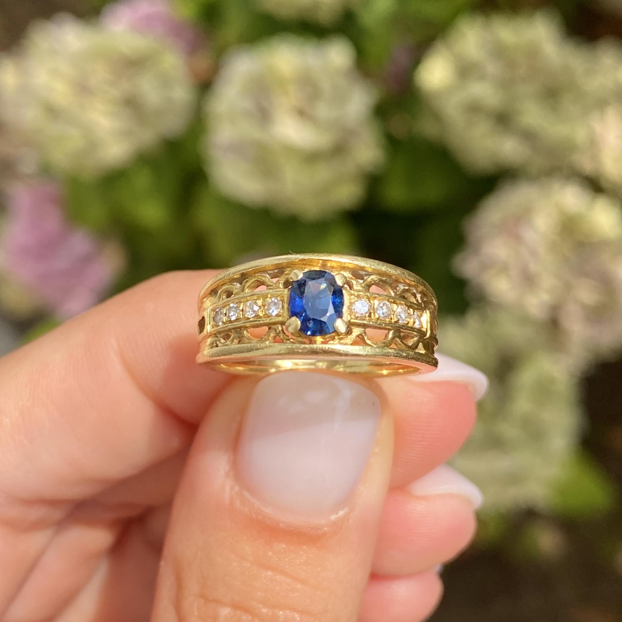Anello vintage fascia in oro 18kt con zaffiro ct 0,60 ca. e diamanti ct 0,08 ca.