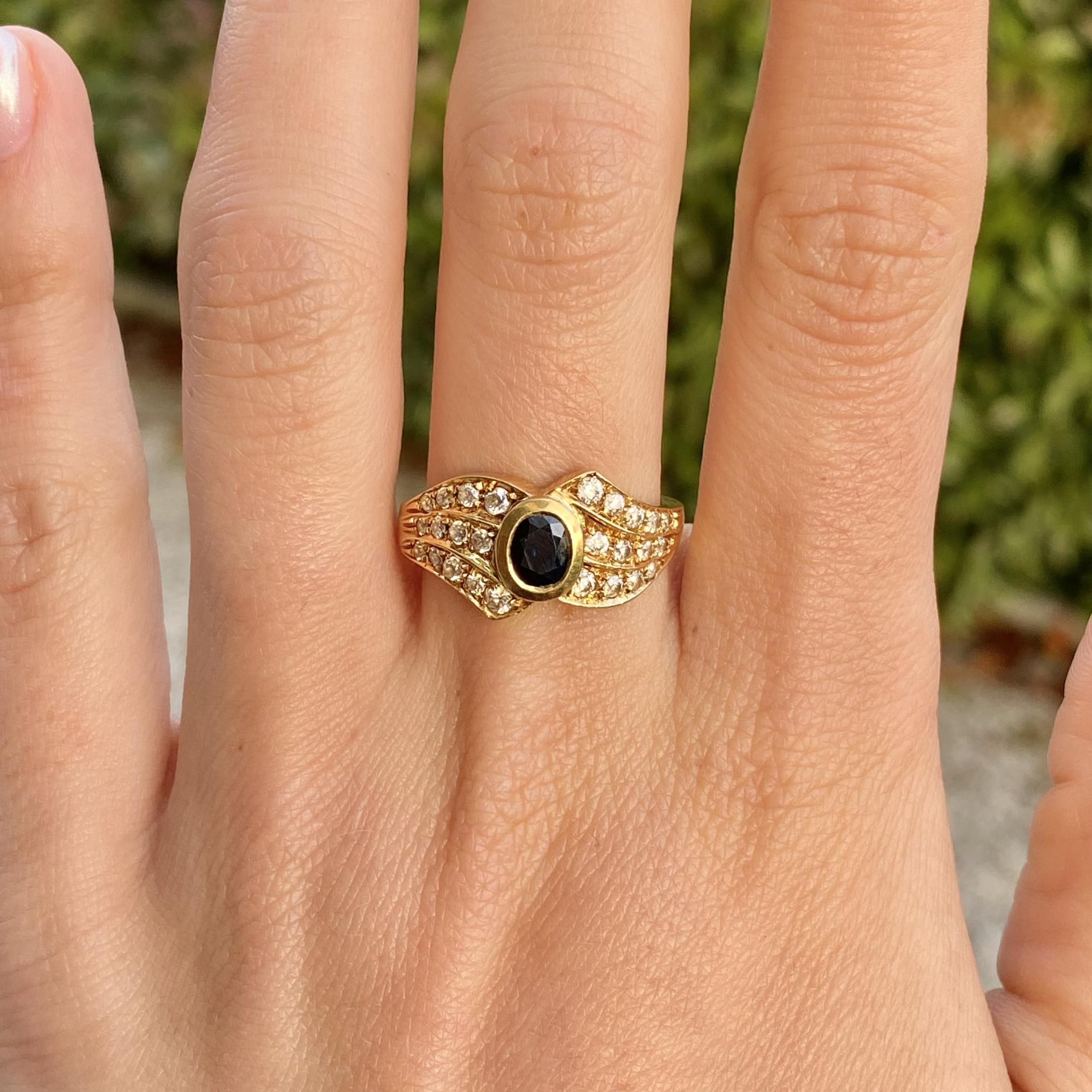 Anello vintage fascia in oro 18kt con zaffiro naturale ct 0,80 ca. e zirconi