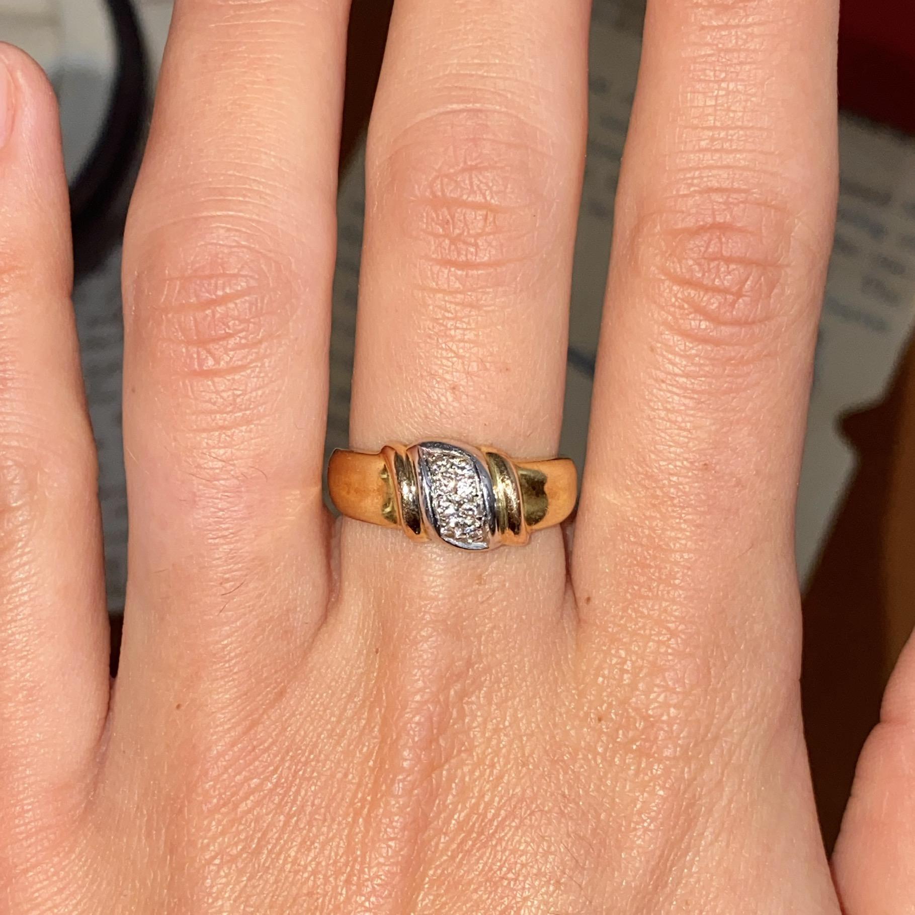 Anello vintage fascia in oro 18kt dettaglio centrale con diamanti ct 0,10 ca.