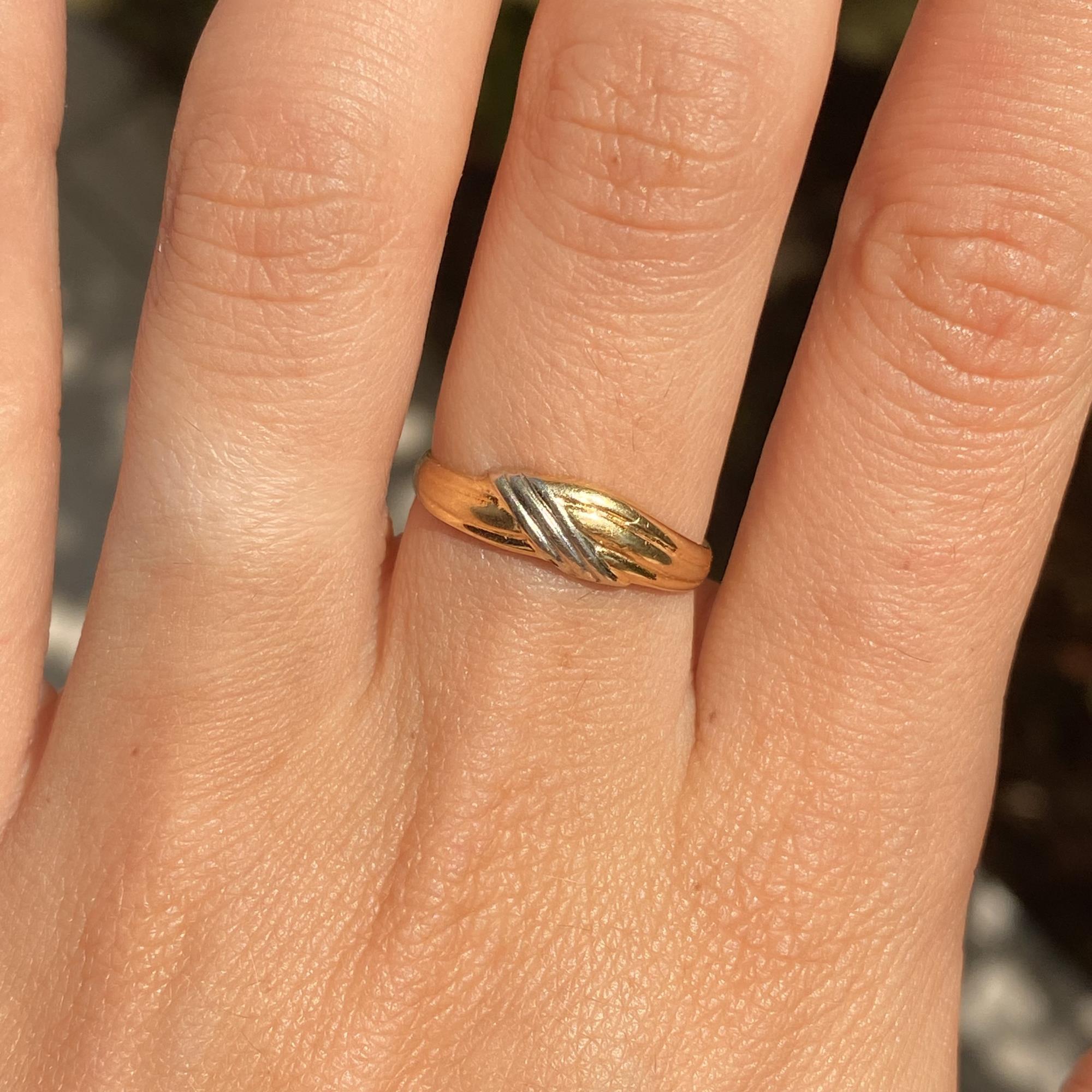 Anello vintage fascia piccola in oro giallo 18kt con dettaglio centrale in oro bianco