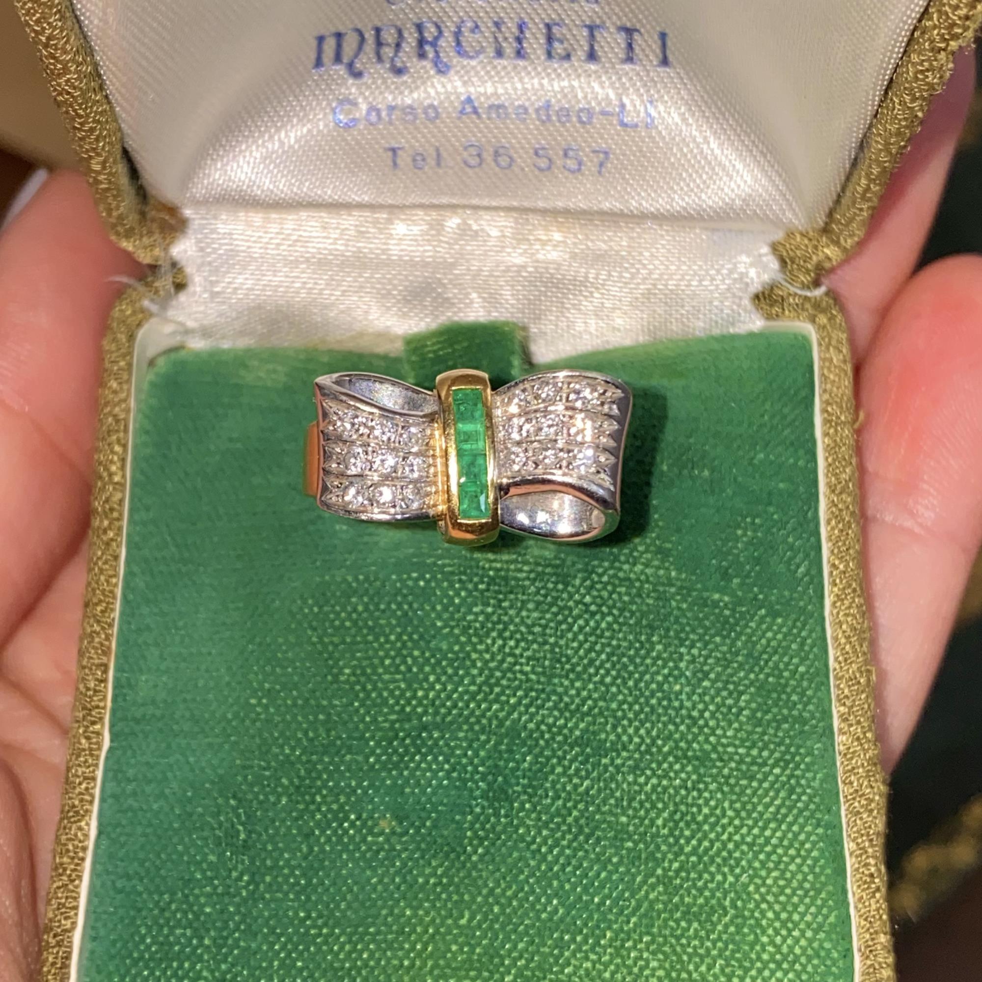 Anello vintage fiocco in oro bianco e giallo 18kt con smeraldi 0,30 ca. e diamanti ct 0,25 ca.0