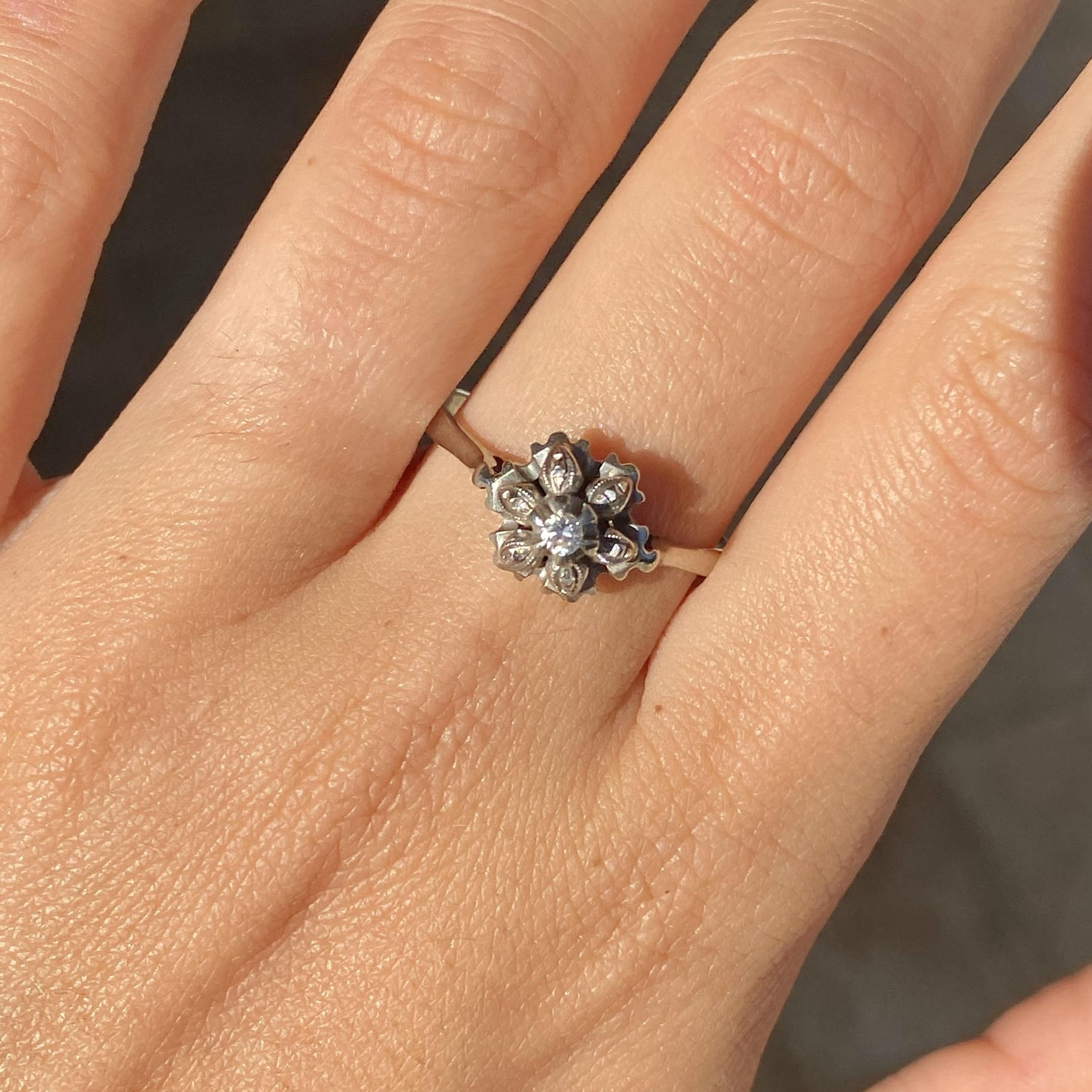 Anello vintage fiore con diamante ct 0,05 ca