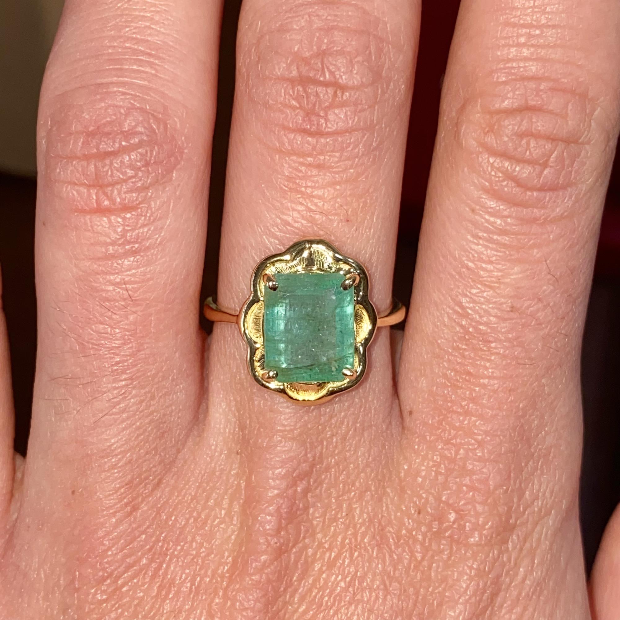 Anello vintage fiore in oro 18kt con grande smeraldo naturale ct 2,20 ca.