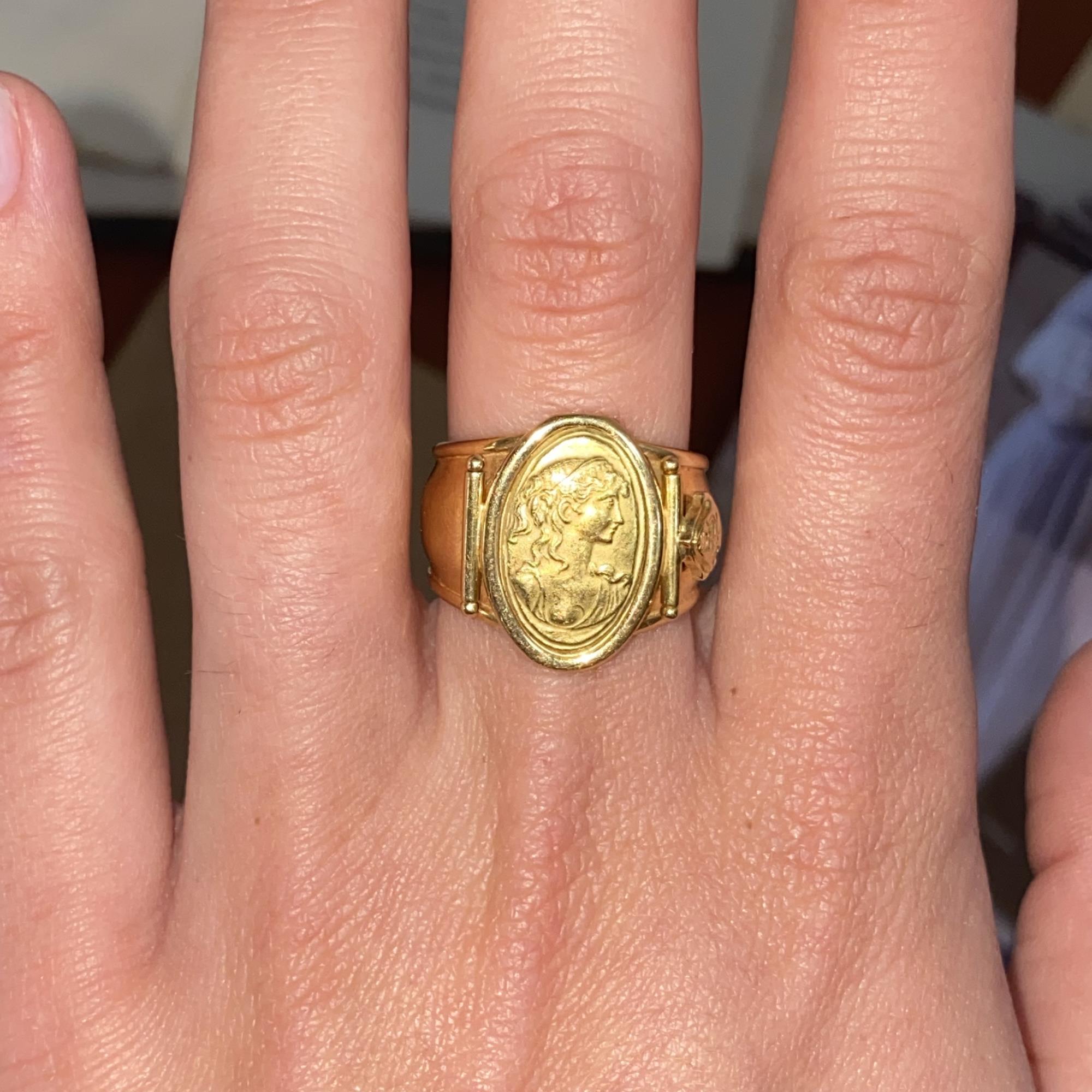 Anello vintage firmato Ivo Spina in oro 18kt, cammeo raffigurante una dea