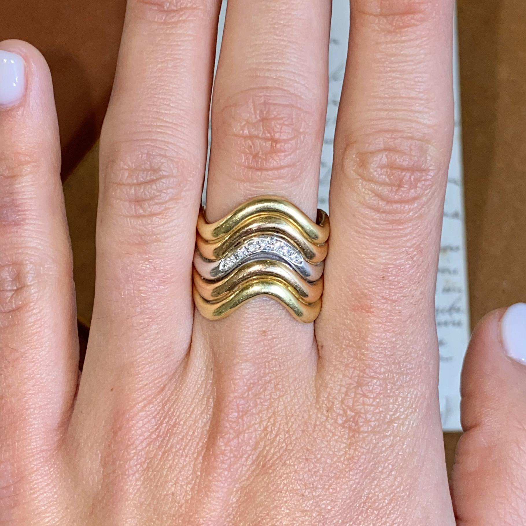 Anello vintage grande fascia ondulata in oro 18kt con diamanti ct 0,07 ca.