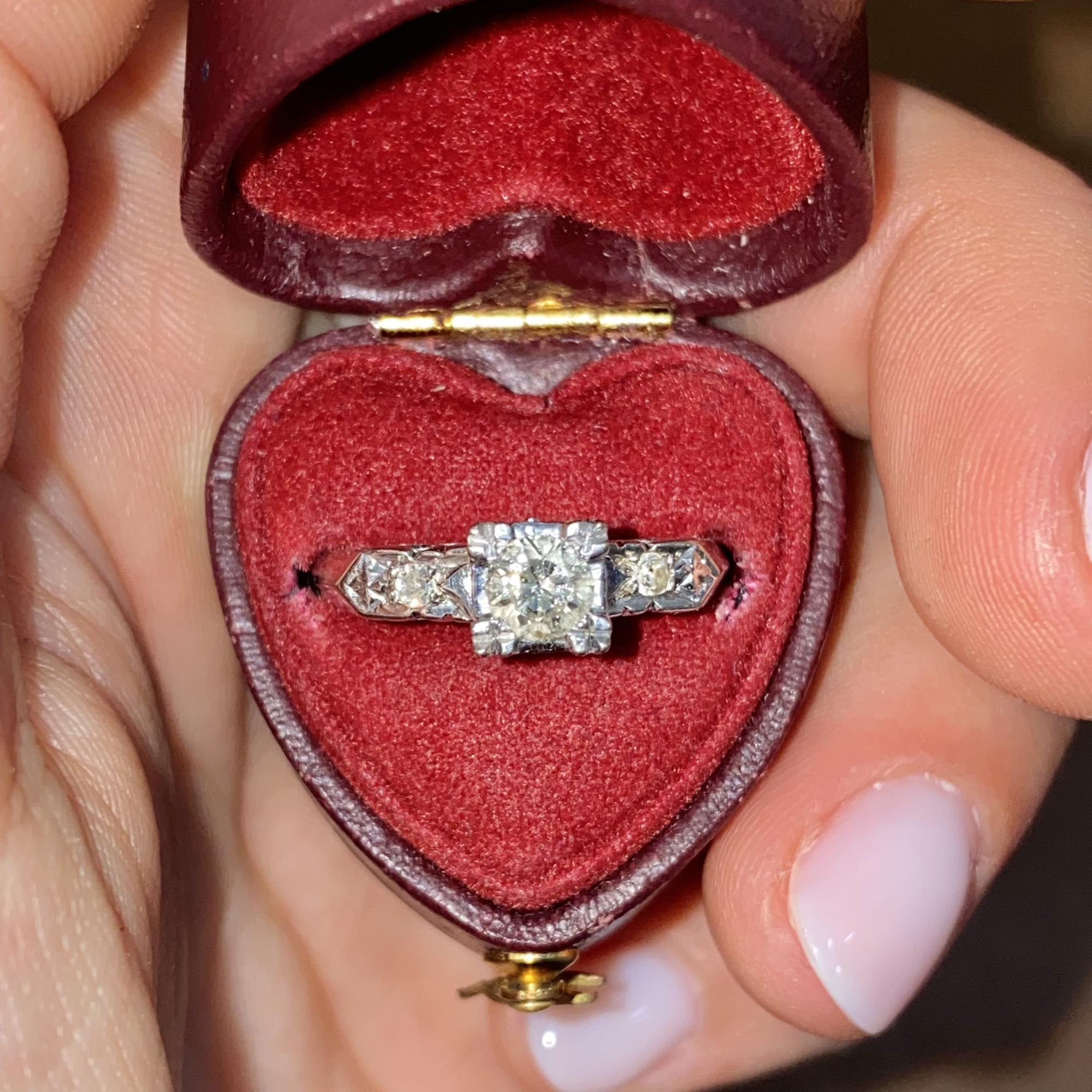 Vintage ring in 14kt gold with approximately 0.45 ct brilliant cut diamonds