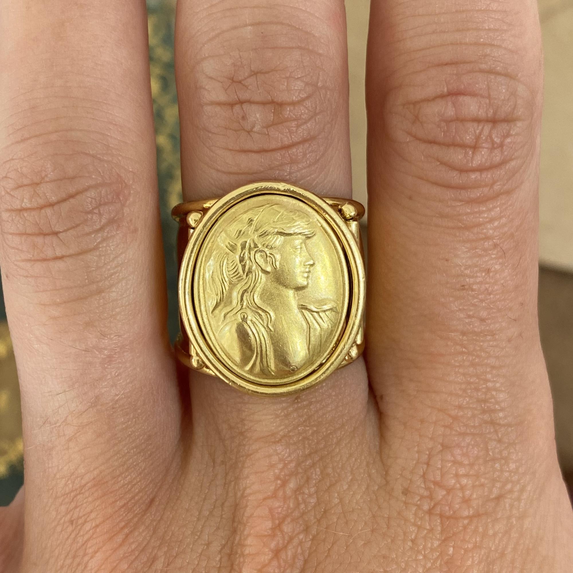 Iconico anello vintage in oro 18kt cammeo raffigurante una dea, misura regolabile
