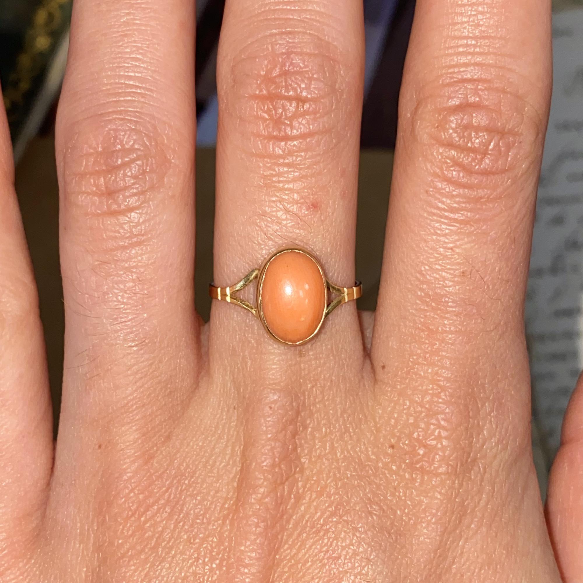 Anello vintage in oro 18kt con corallo arancione naturale