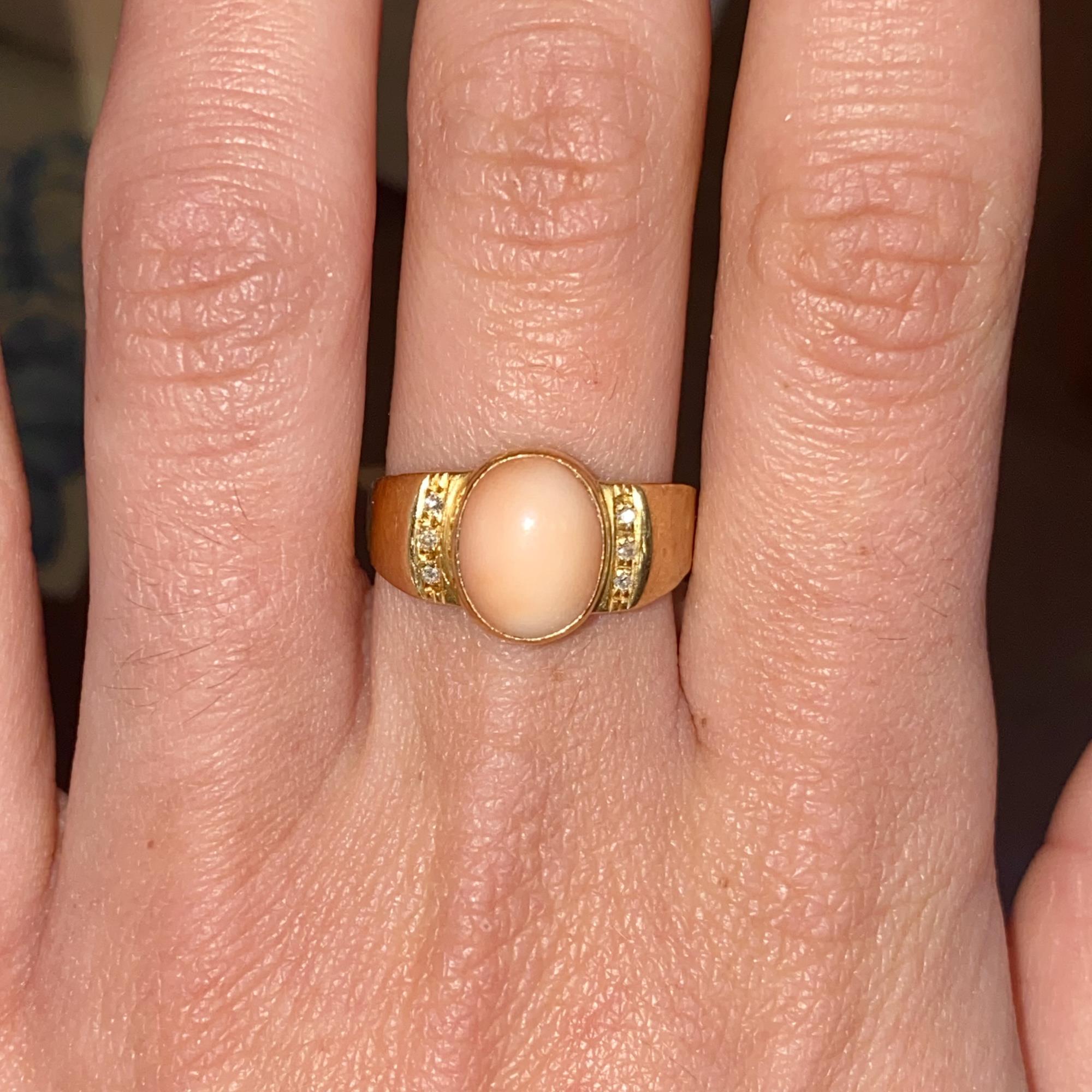Anello vintage in oro 18kt con corallo naturale e diamanti ct 0,06 ca.