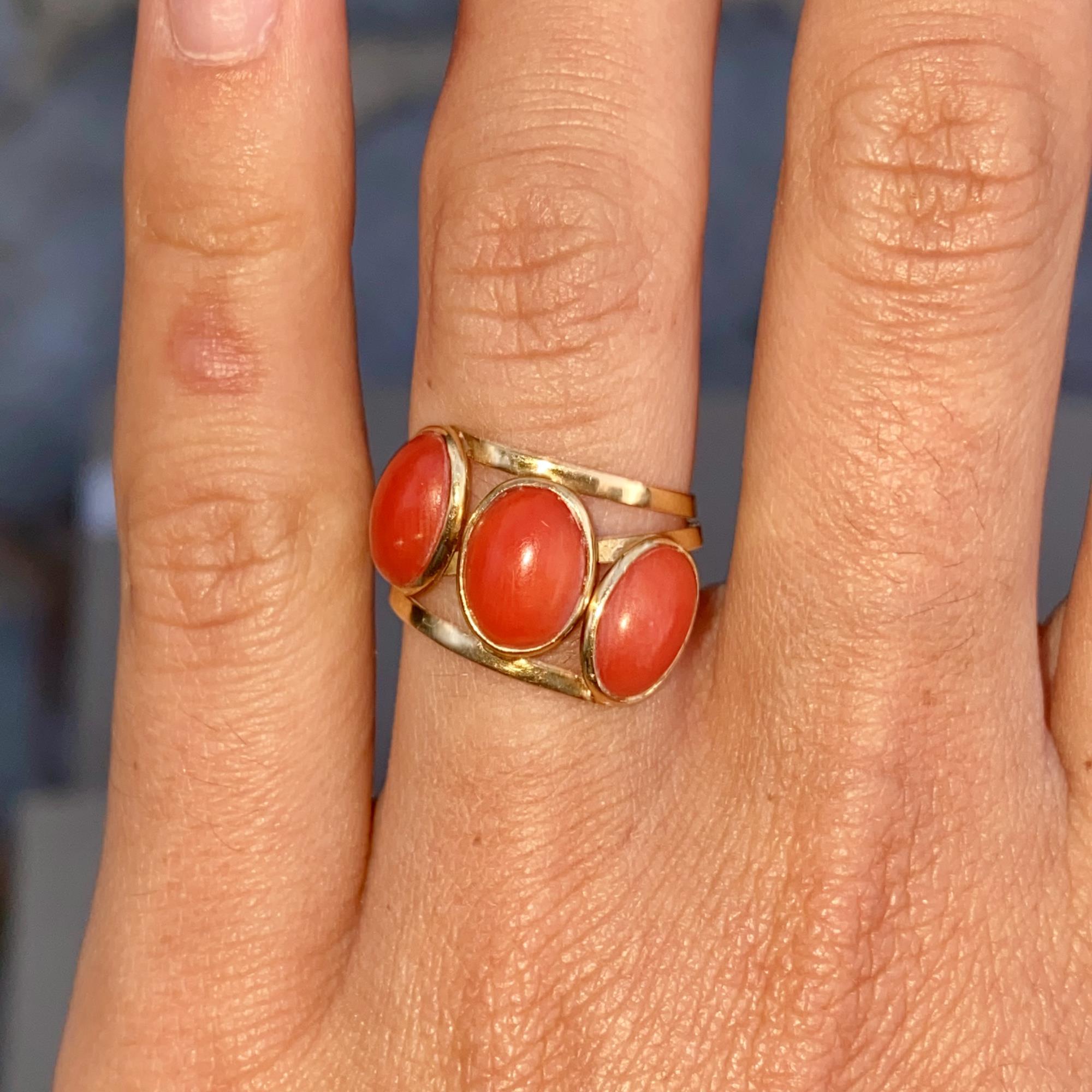 Anello vintage in oro 18kt con corallo naturale