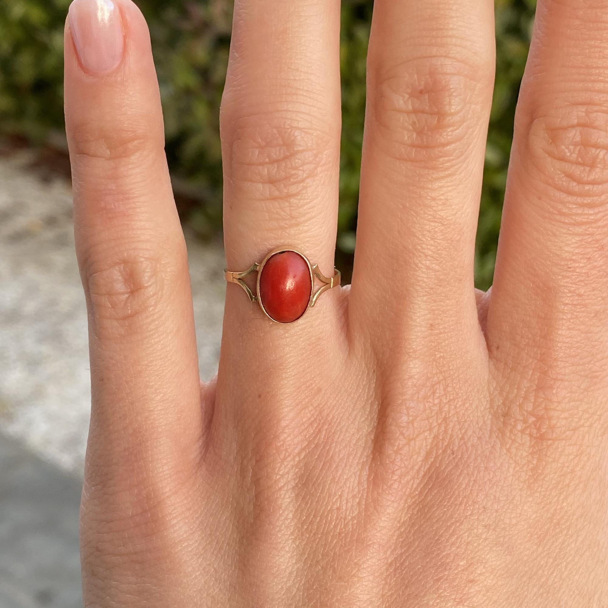 Anello vintage in oro 18kt con corallo naturale