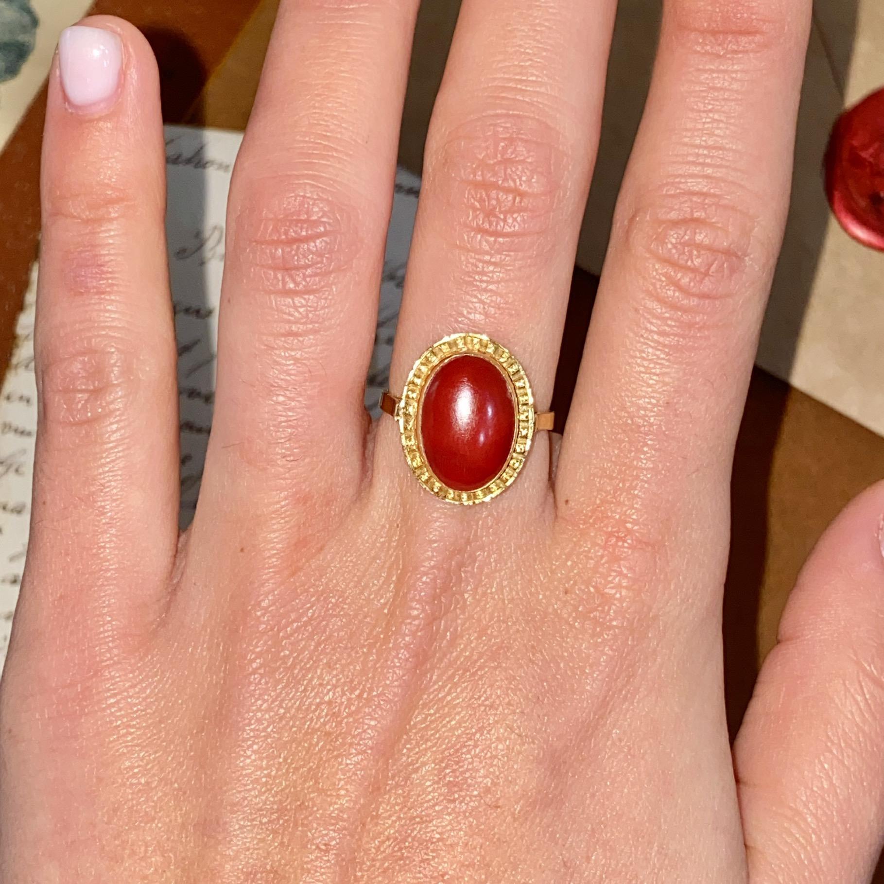 Anello vintage in oro 18kt con corallo rosso naturale