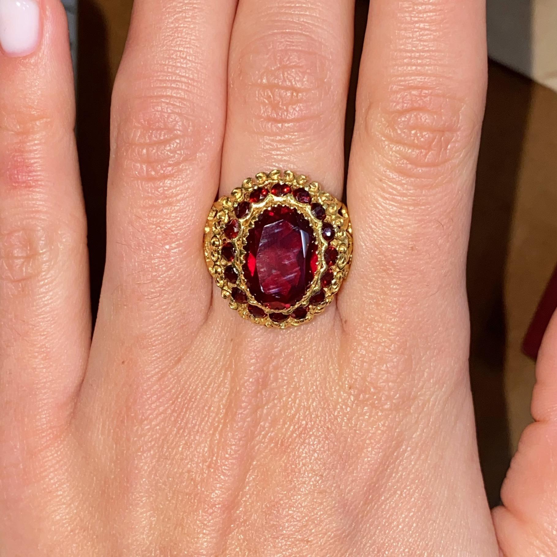 Anello vintage in oro 18kt con decorazioni a traforo e granati ct 6,00