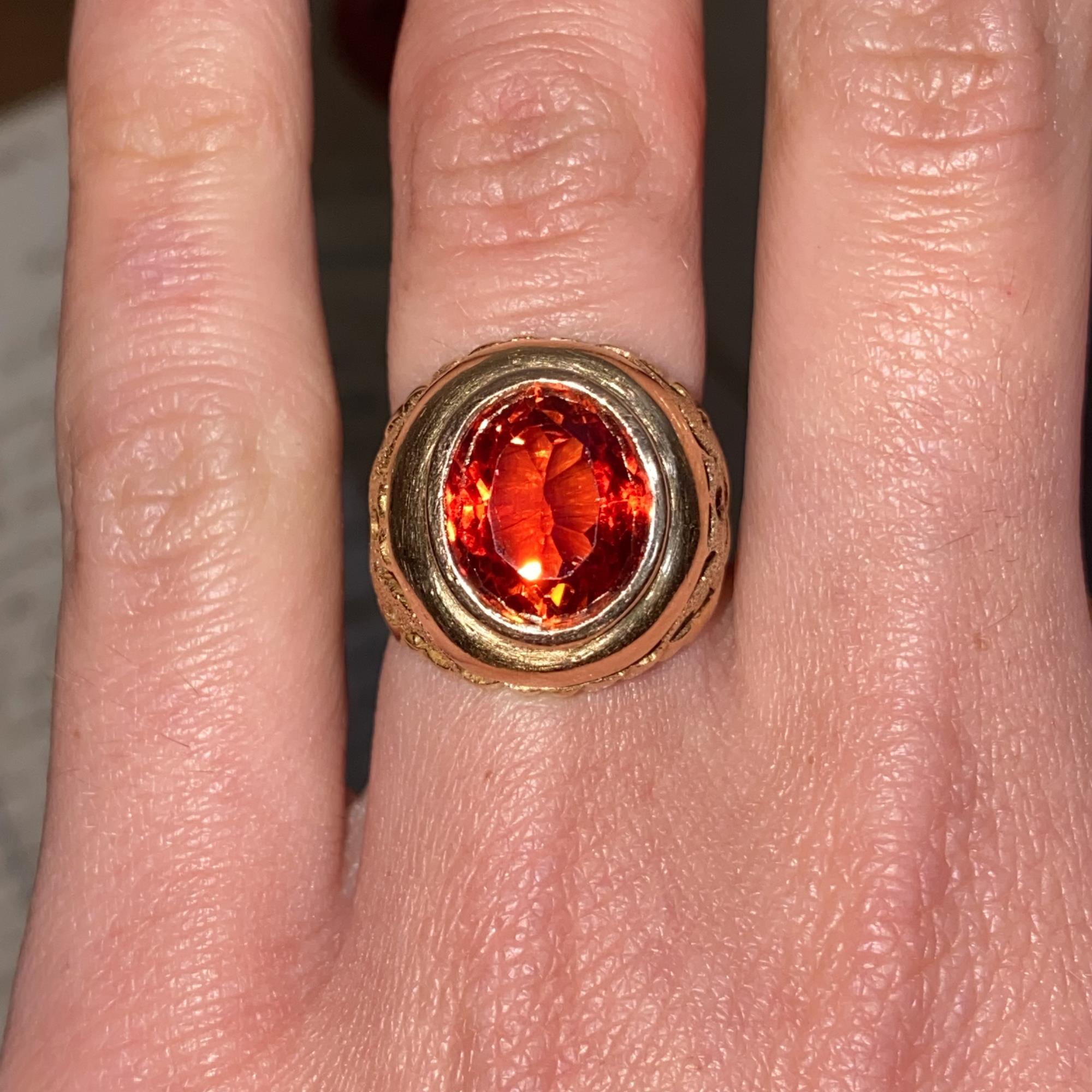 Anello vintage in oro 18kt con decorazioni a traforo e pietra di sintesi arancio