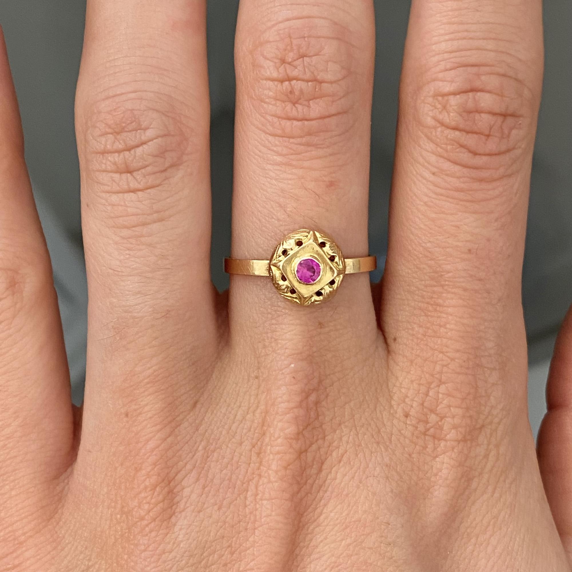 Anello vintage in oro 18kt con decorazioni a traforo e zircone rosso/rosa