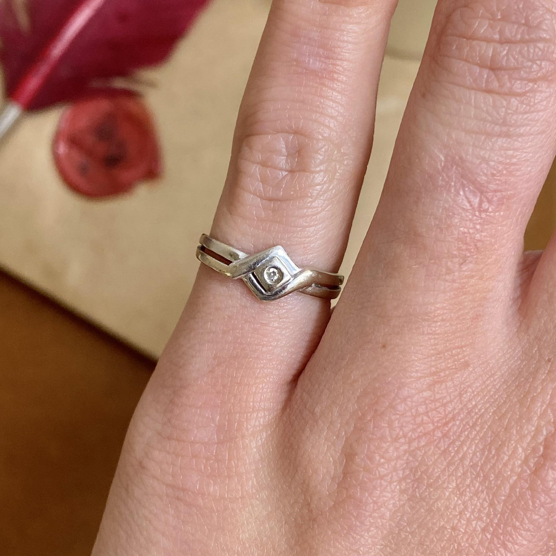 Anello vintage in oro 18kt con diamante solitario ct 0,02 ca.