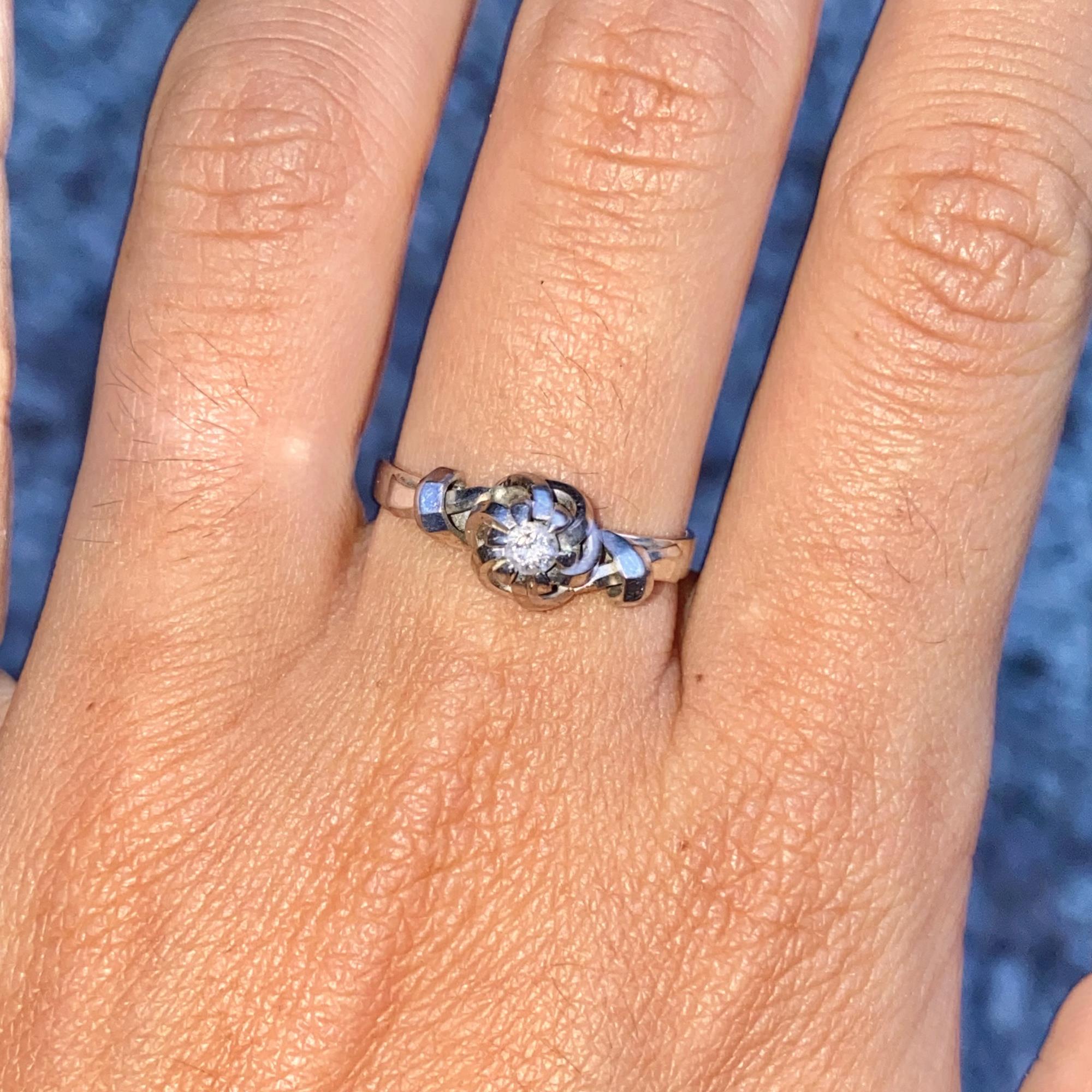 Anello vintage in oro 18kt con diamante solitario di taglio brillante ct 0,03