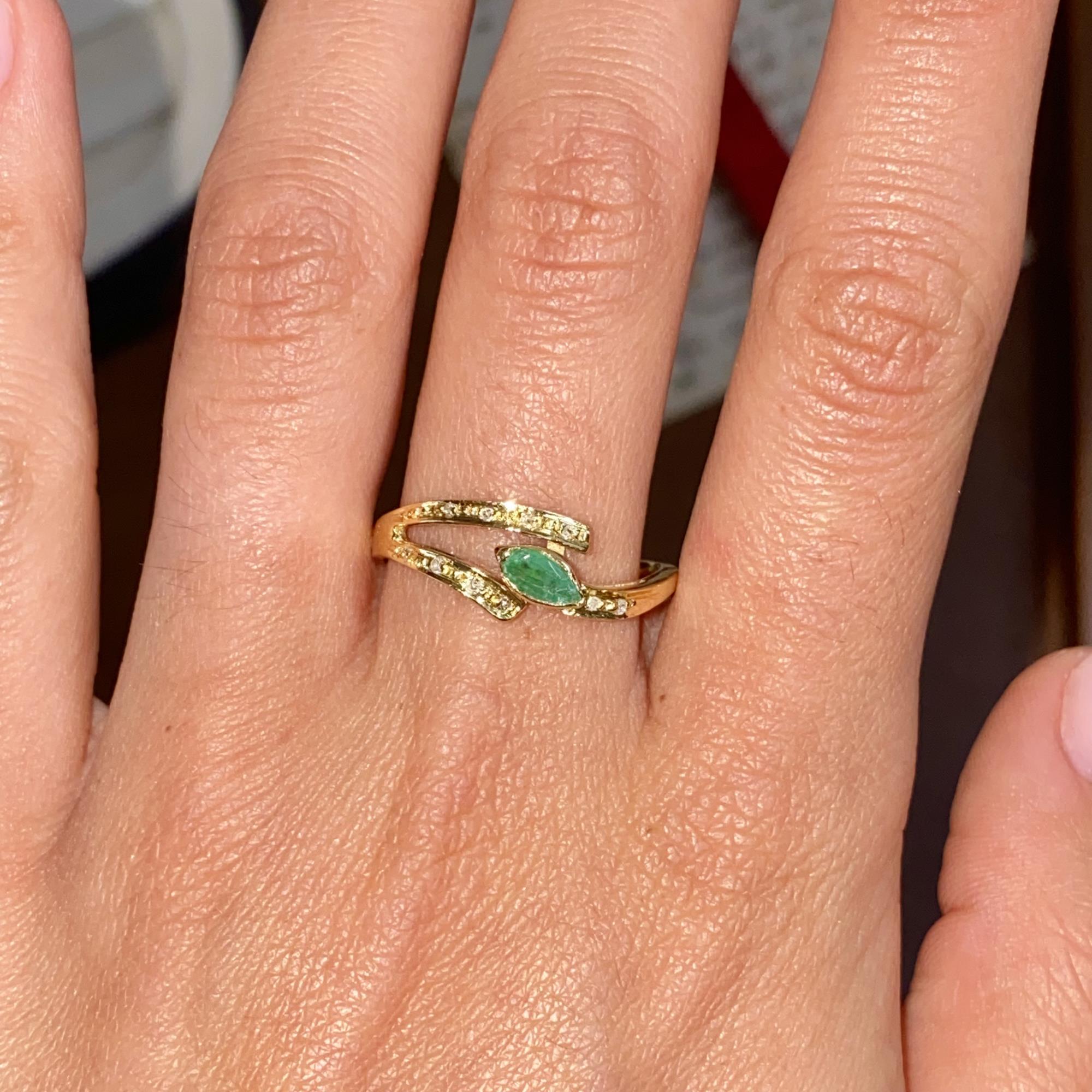 Anello vintage in oro 18kt con diamanti ct 0,09 ca. e smeraldo taglio navettect 0,20 ca.