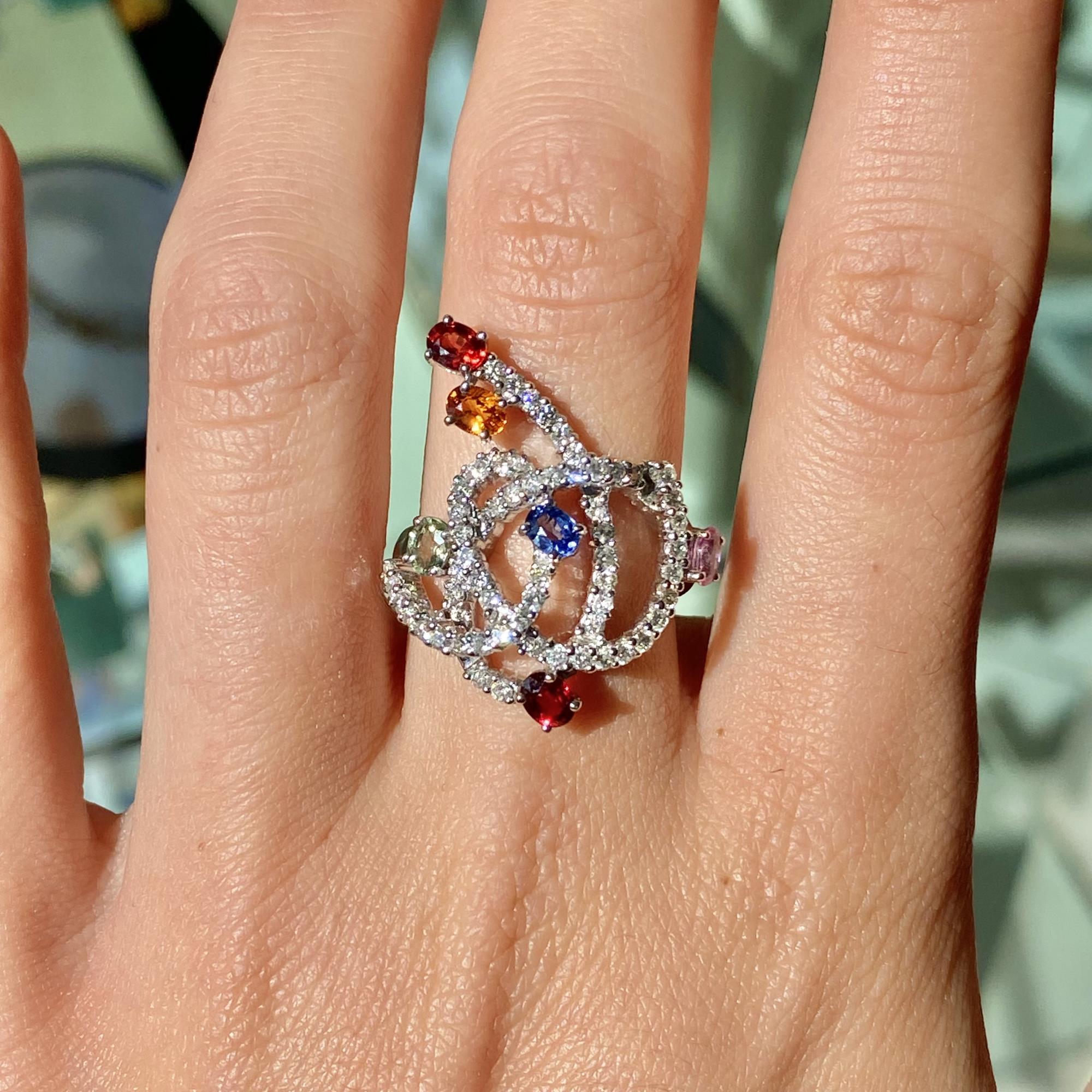 Anello vintage in oro 18kt con diamanti ct 0,80 ca. rubino e zaffiri colorati ct 1,30 ca.