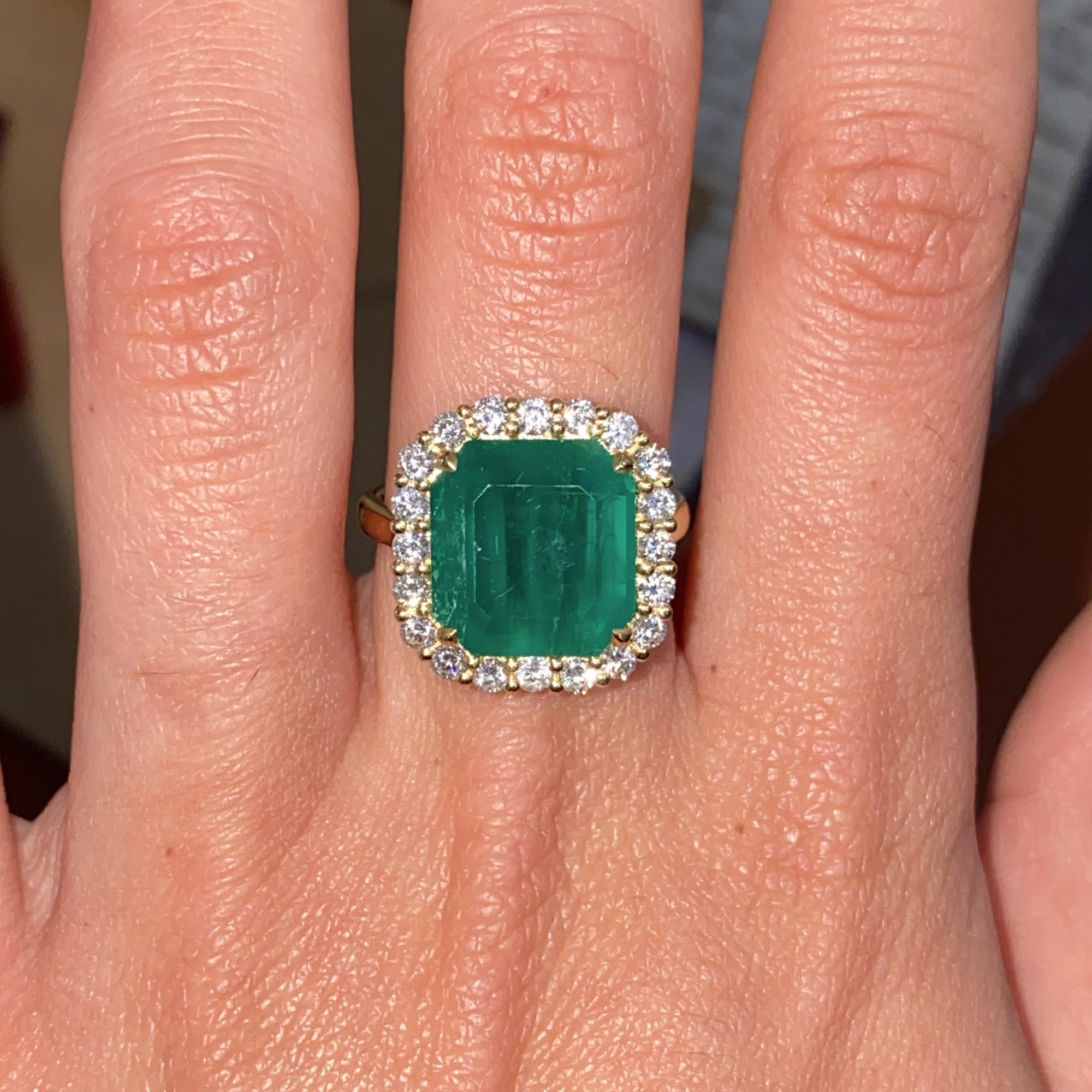 Anello vintage in oro 18kt con diamanti naturali ct 0,85 ca. e smeraldo di laboratorio ct 6,00 ca.