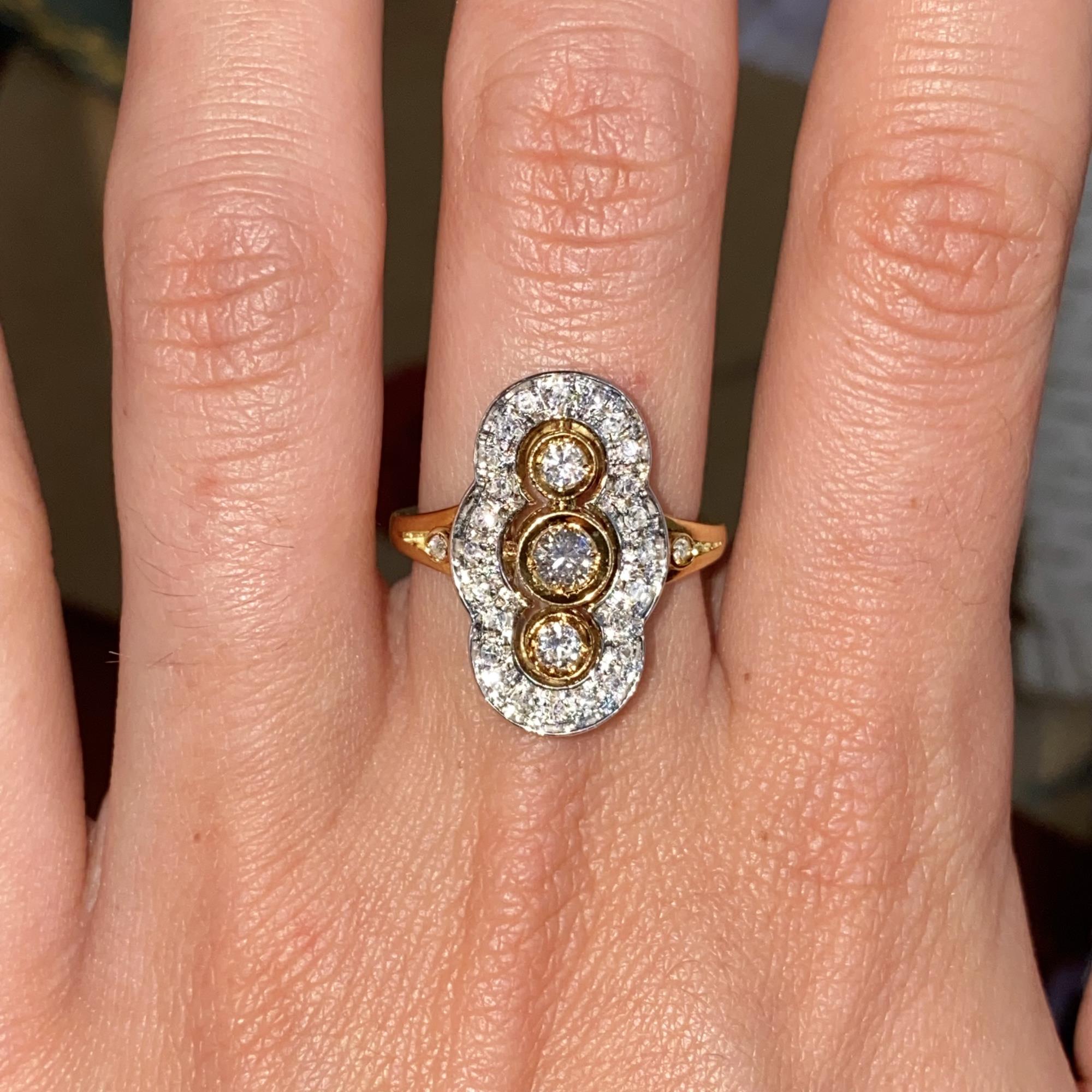 Anello vintage in oro 18kt con 29 diamanti di taglio brillante per ct 0,70 ca.