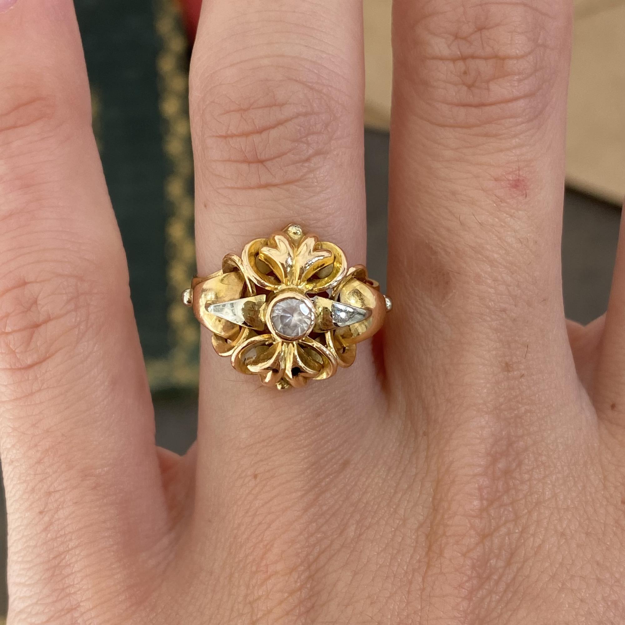 Anello vintage in oro 18kt con elementi floreali e zircone centrale di taglio brillante
