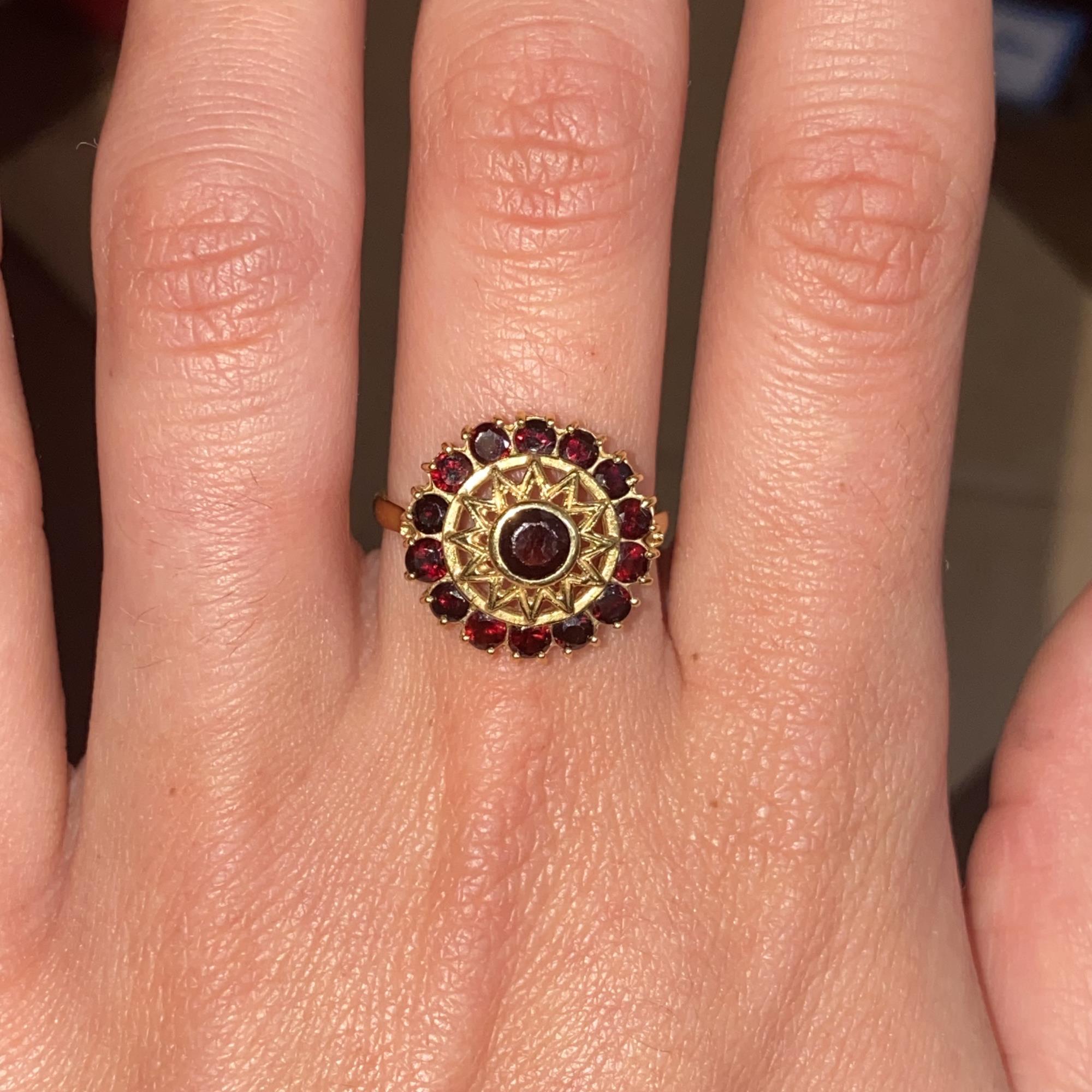 Anello vintage in oro 18kt con granati e decorazioni a traforo