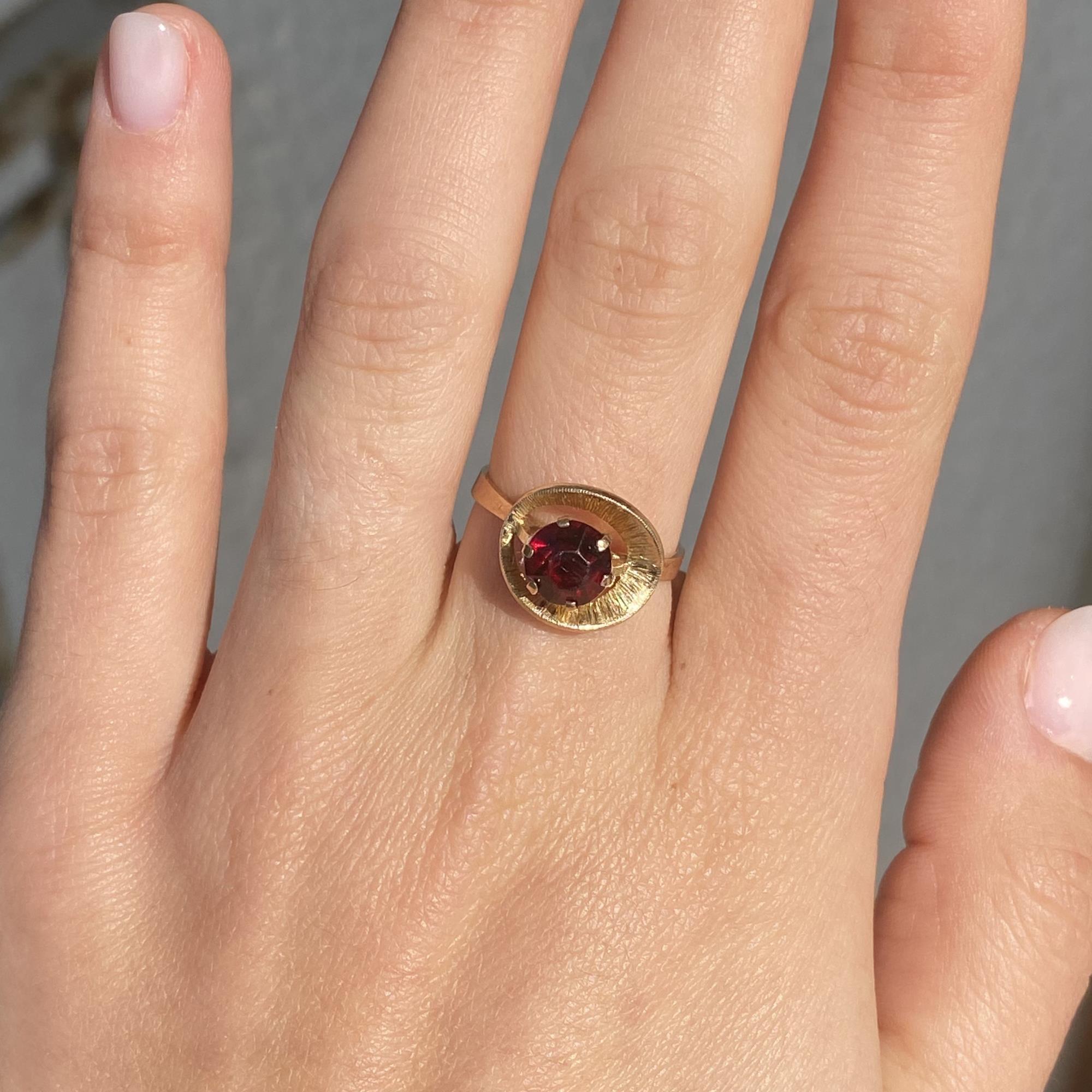 Anello vintage in oro 18kt con granato ct 0,70 ca.