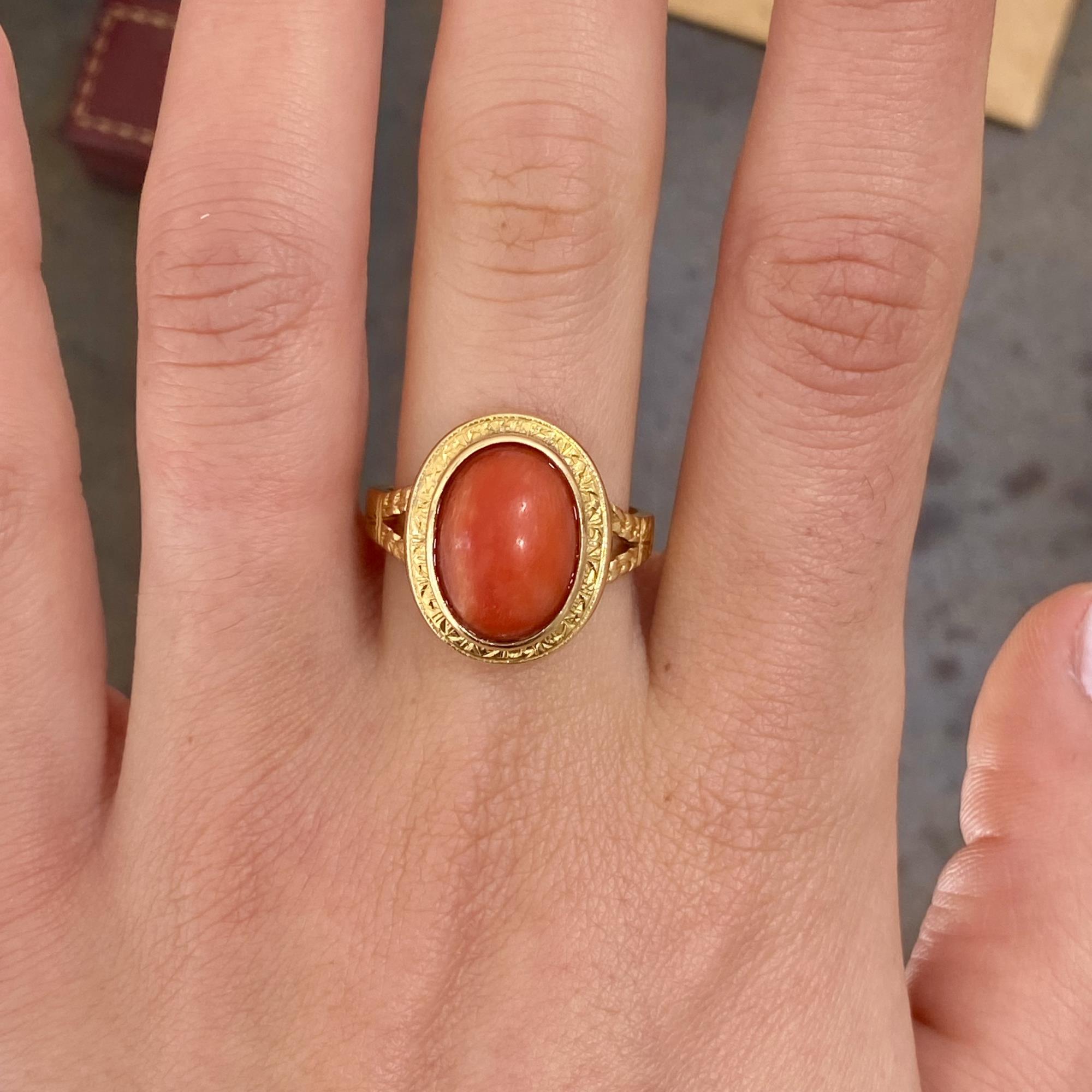 Anello vintage in oro 18kt con grande corallo naturale ovale