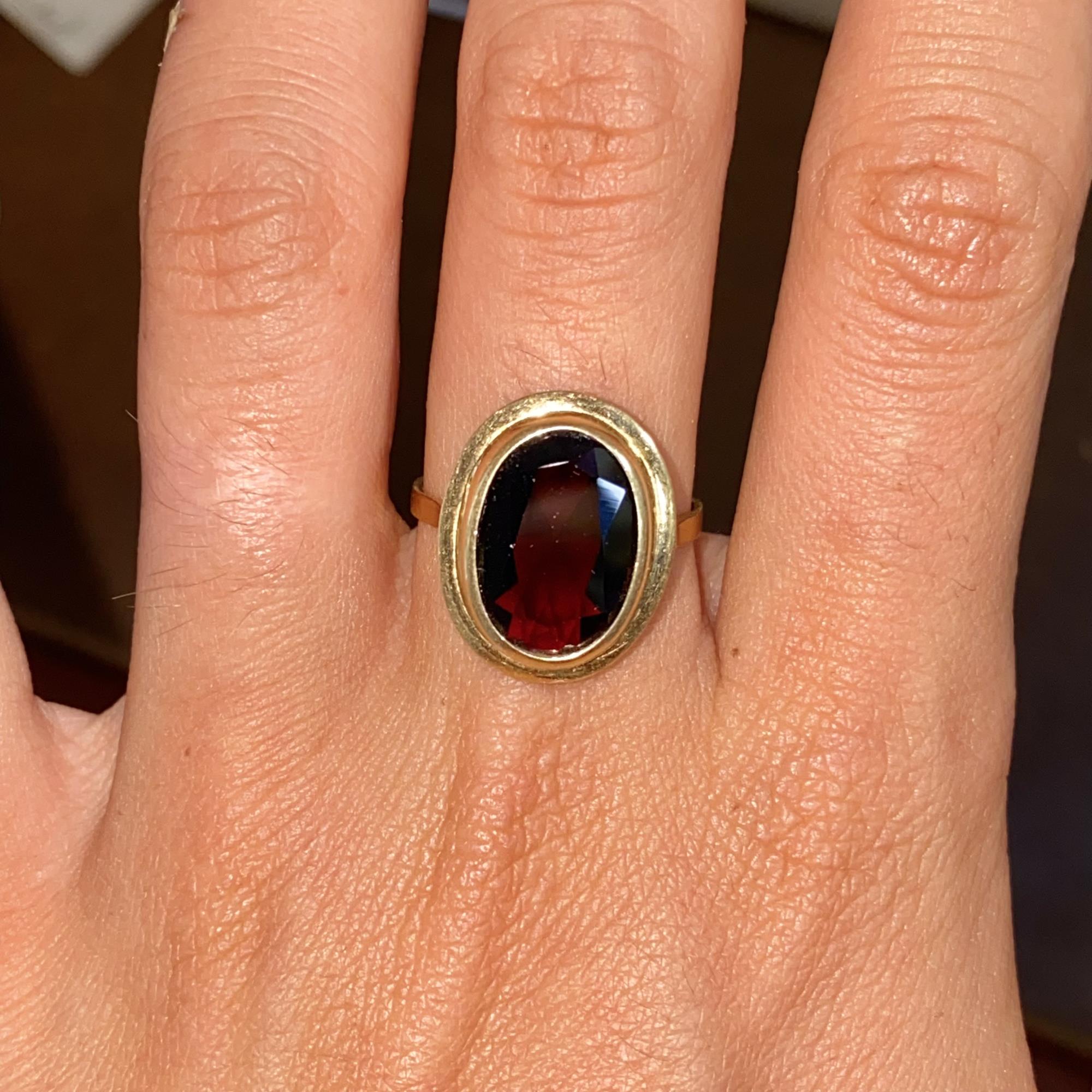 Anello vintage in oro 18kt con grande granato ovale ct 7,00 ca.