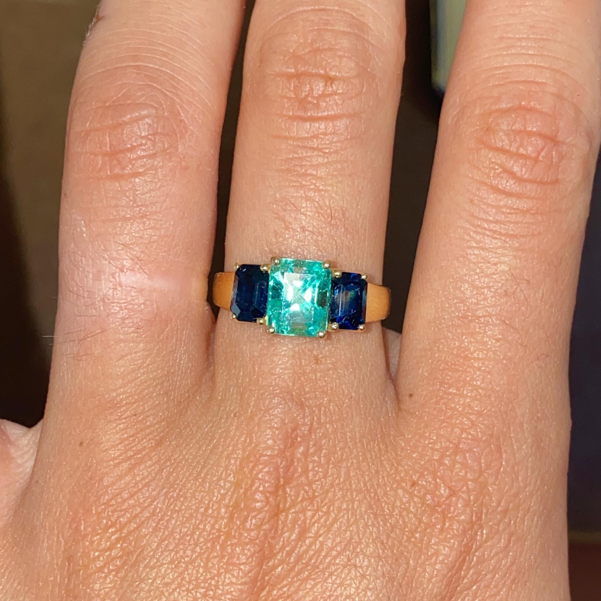 Vintage ring in 18kt gold with large emerald, approx. 1.50 ct, and sapphires, approx. 1.40 ct.