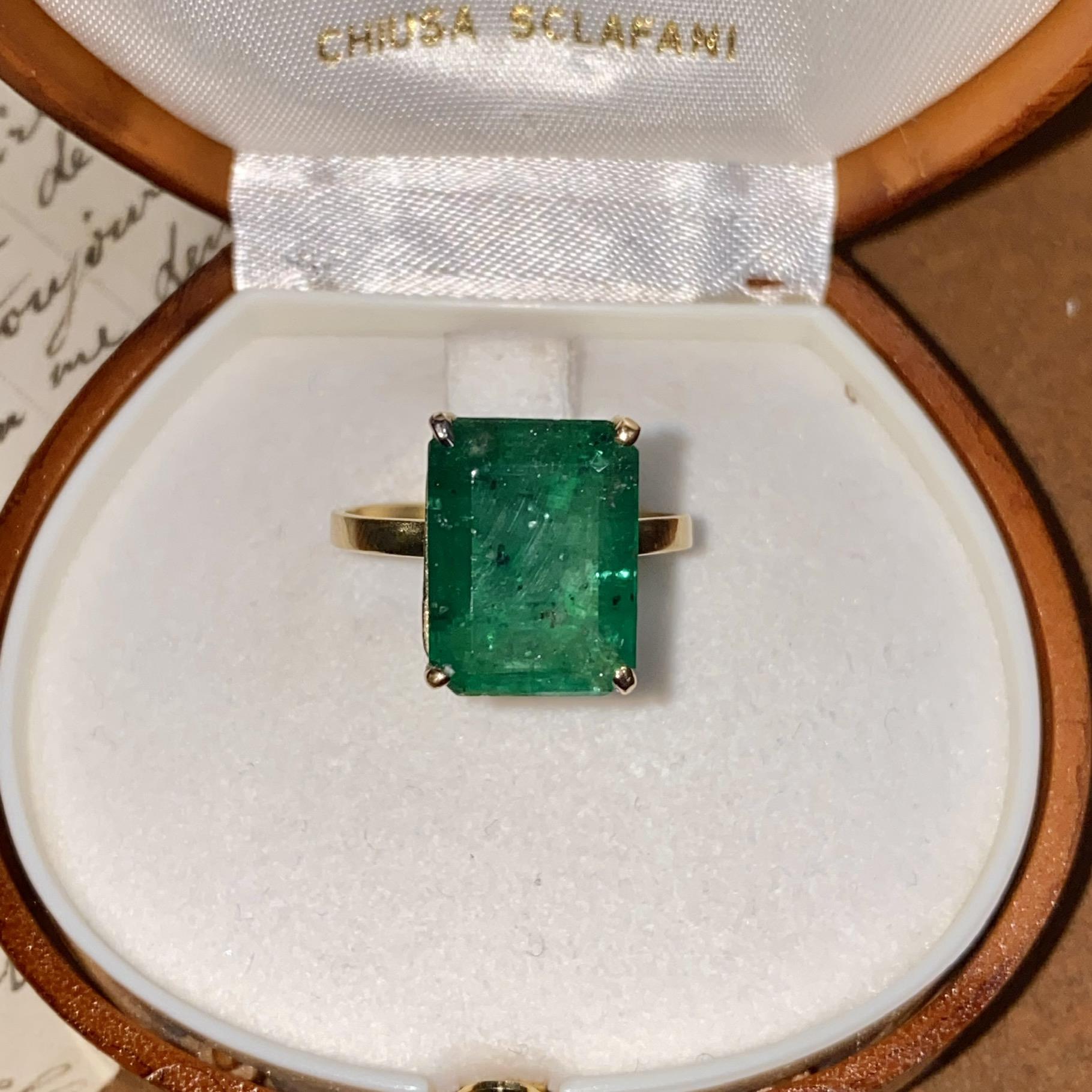 Anello vintage in oro 18kt con grande smeraldo naturale ct 4,00 ca.