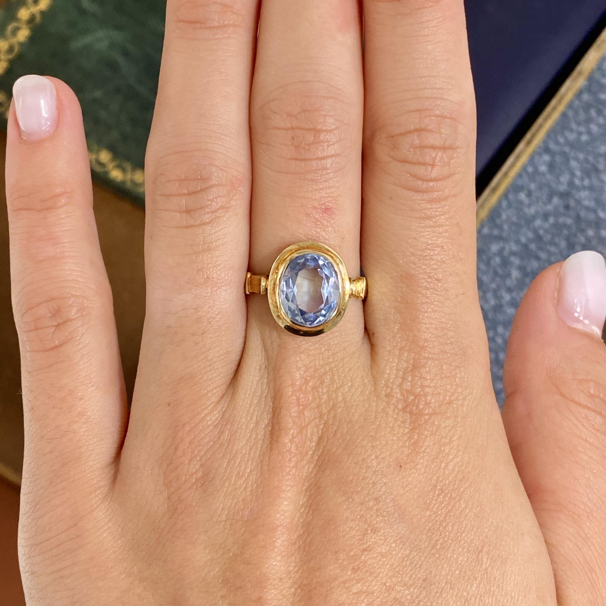 Anello vintage in oro 18kt con grande topazio azzurro