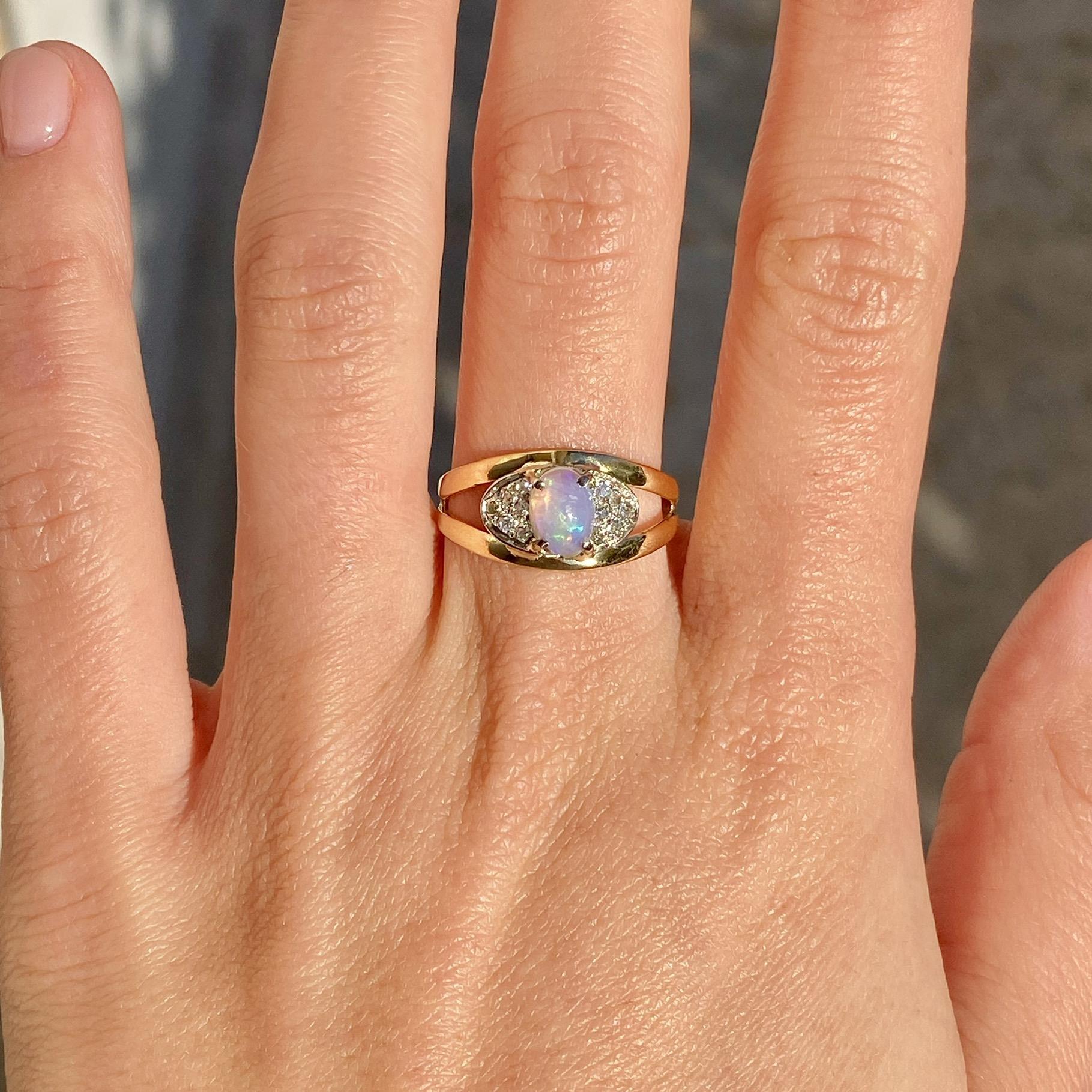 Anello vintage in oro 18kt con opale e diamanti ct 0,06 ca.