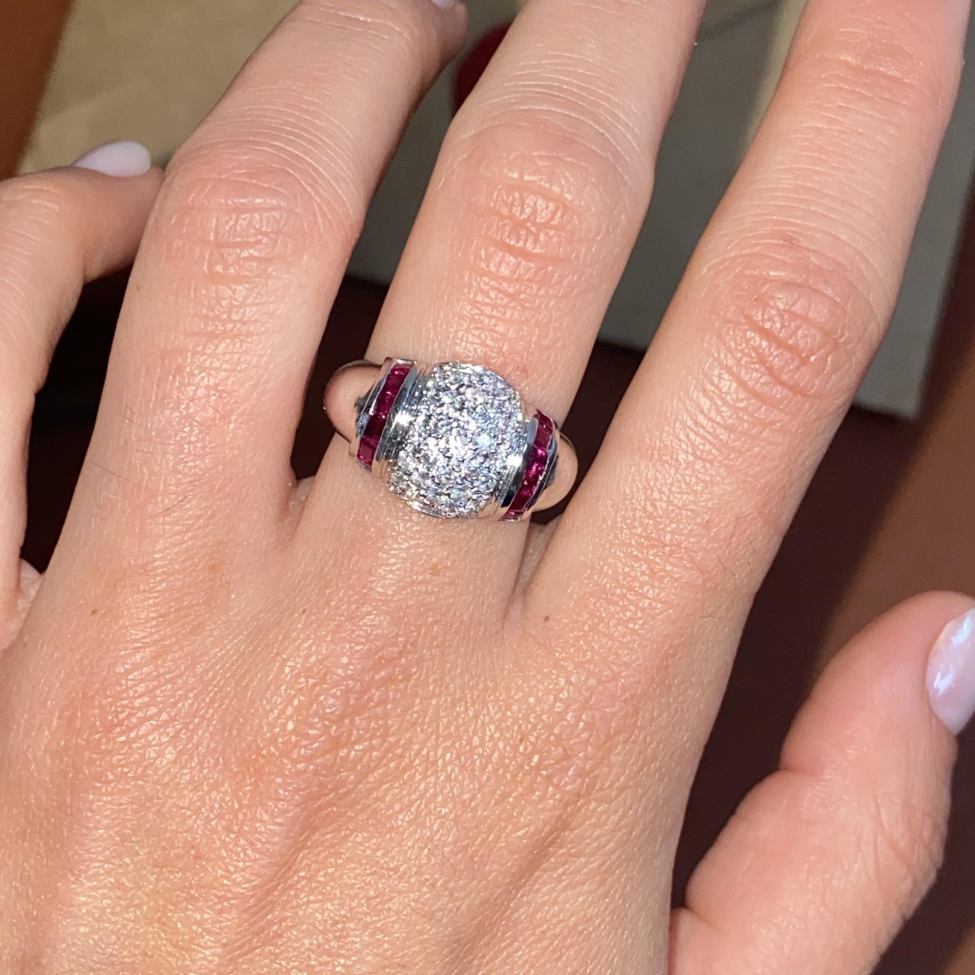 Anello vintage in oro 18kt con pavè di diamanti ct 0,90 ca. e due fili di rubini ct 0,95 ca.