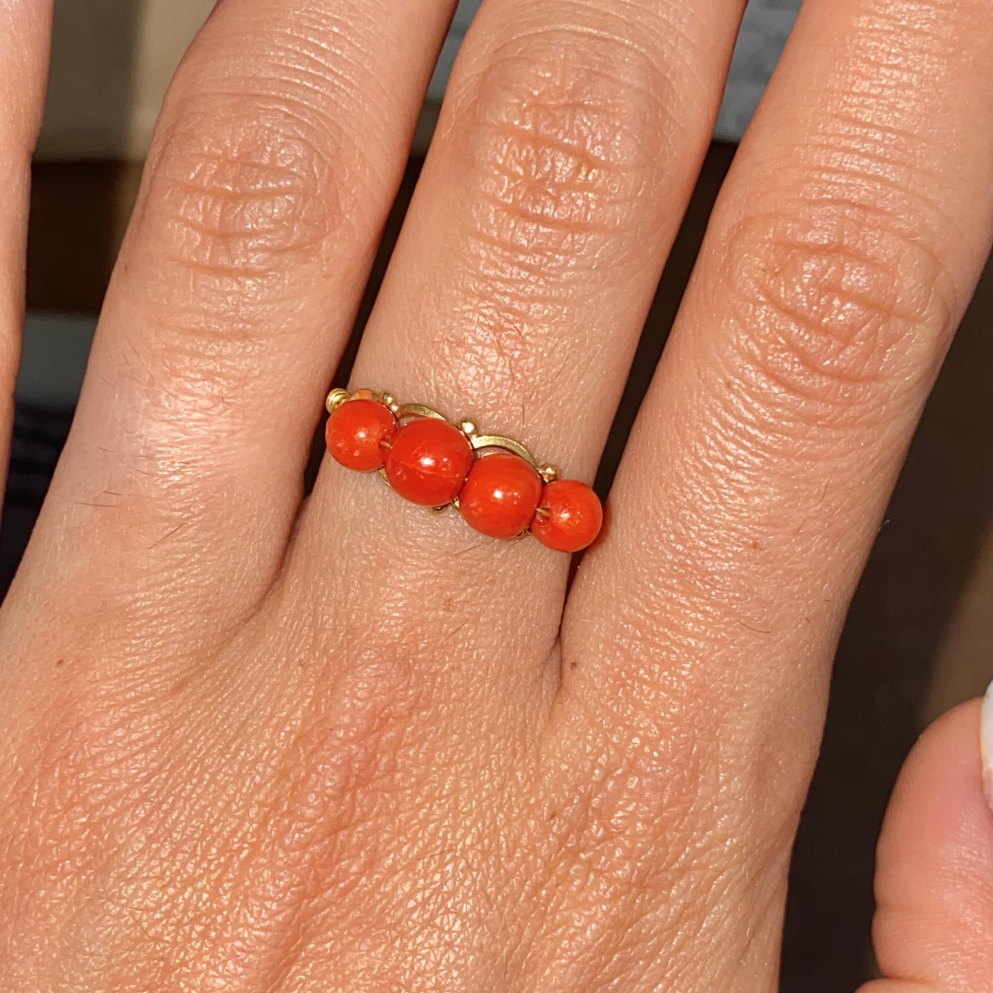 Anello vintage in oro 18kt con perline di corallo rosso naturale