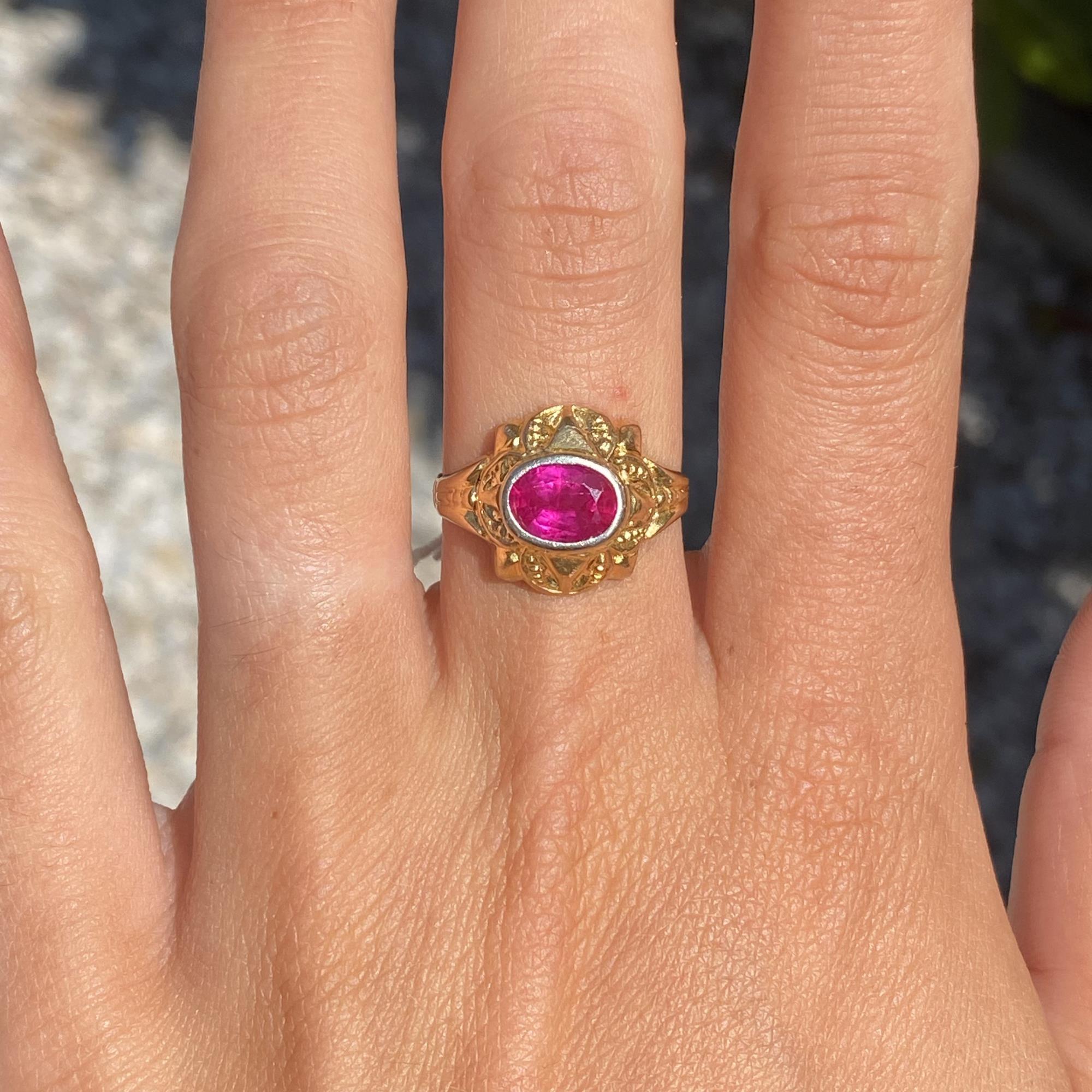 Anello vintage in oro 18kt con pietra di sintesi e decorazioni sul gambo